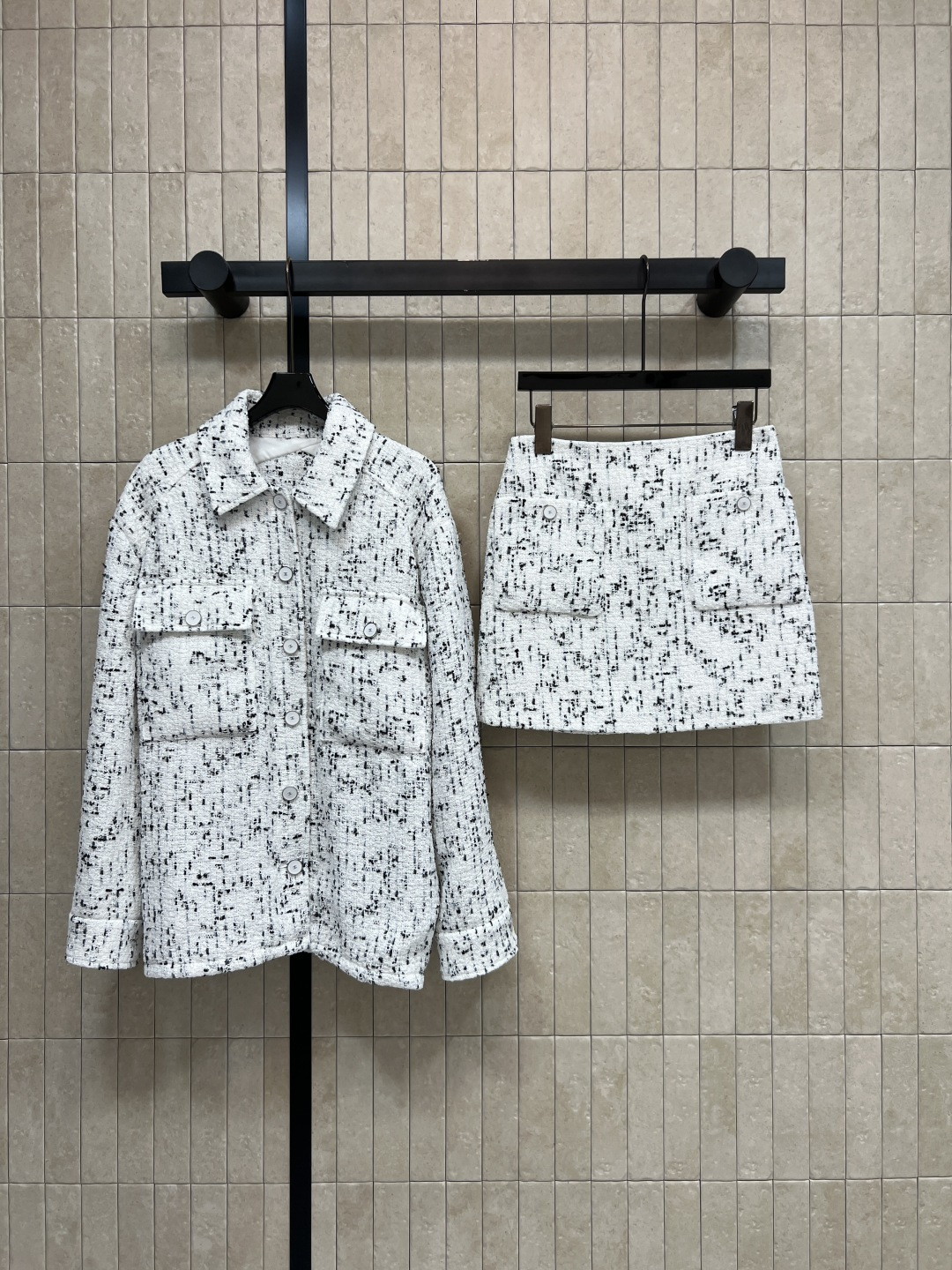 NO:841996,Jacket, skirt, L home 26 new summer style, small fragrance suit, lapel jacket + short skirt, classic black and white tweed, fine texture, loose straight fit, casual and not tight, symmetrical double pocket design, practical and embellishment, comes with a retro fragrance, high waist design of skirt to raise the waistline, easy to control in daily or formal occasions, three sizes in one color, Size/S-M-L, Louis Vuitton, skirts, jackets & coats,19860909外套 半裙L家 26夏季新款 小香风套装 翻领外套+短裙 经典黑白粗花呢 纹理细腻 宽松直筒版型 休闲不紧绷 对称双口袋设计 实用又点缀 自带复古小香气质 裙子高腰设计拉高腰线 日常或正式场合都能轻松驾驭 一色三码Size/S-M-L,,louis vuitton,skirts,jackets & coats,,Women's clothing