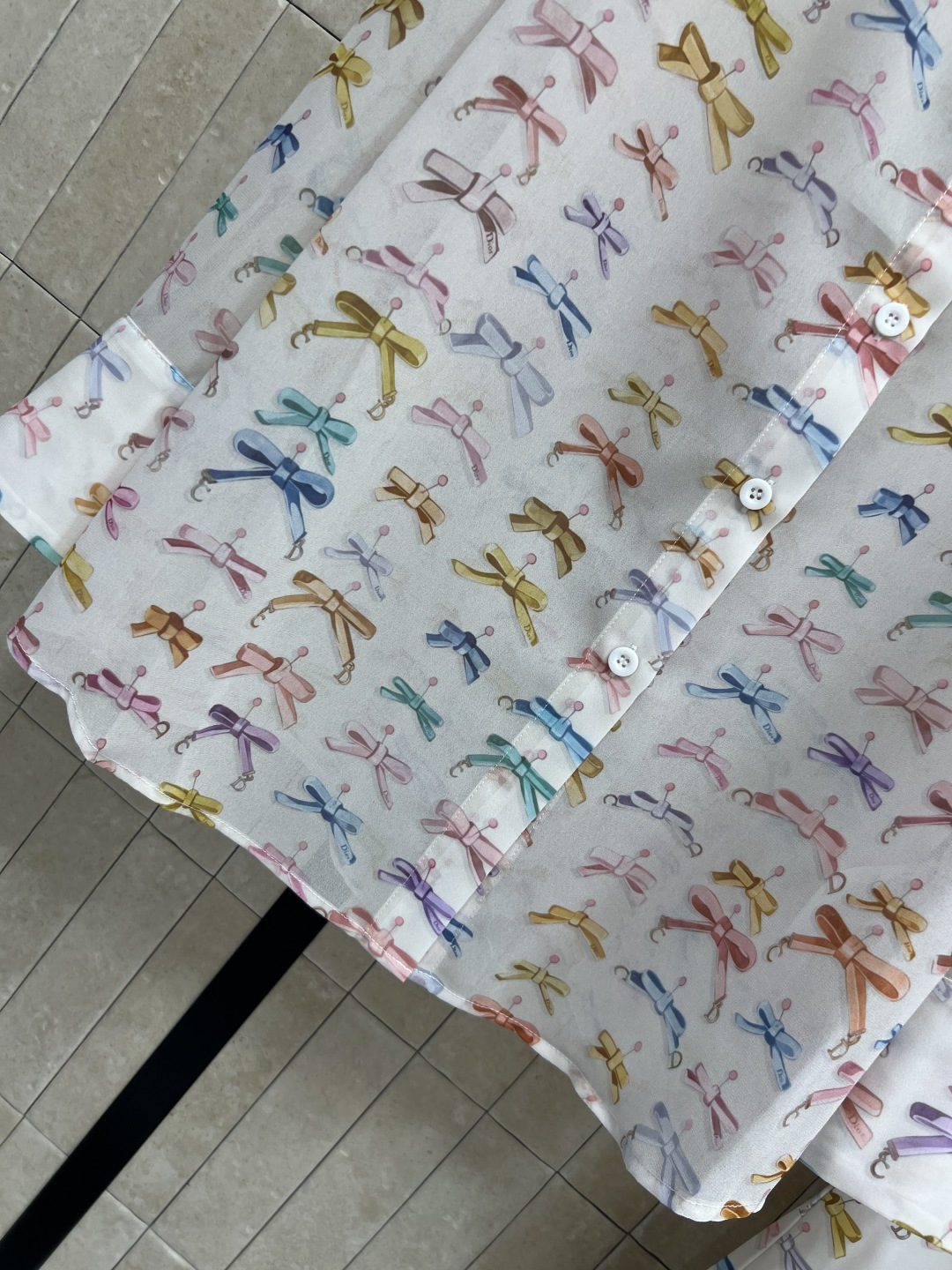 D家 26夏季新款 彩色印花套装 翻领衬衫+抽绳长裤 宽松版型 彩色蝴蝶结印花 胸前口袋点缀 实用又精致