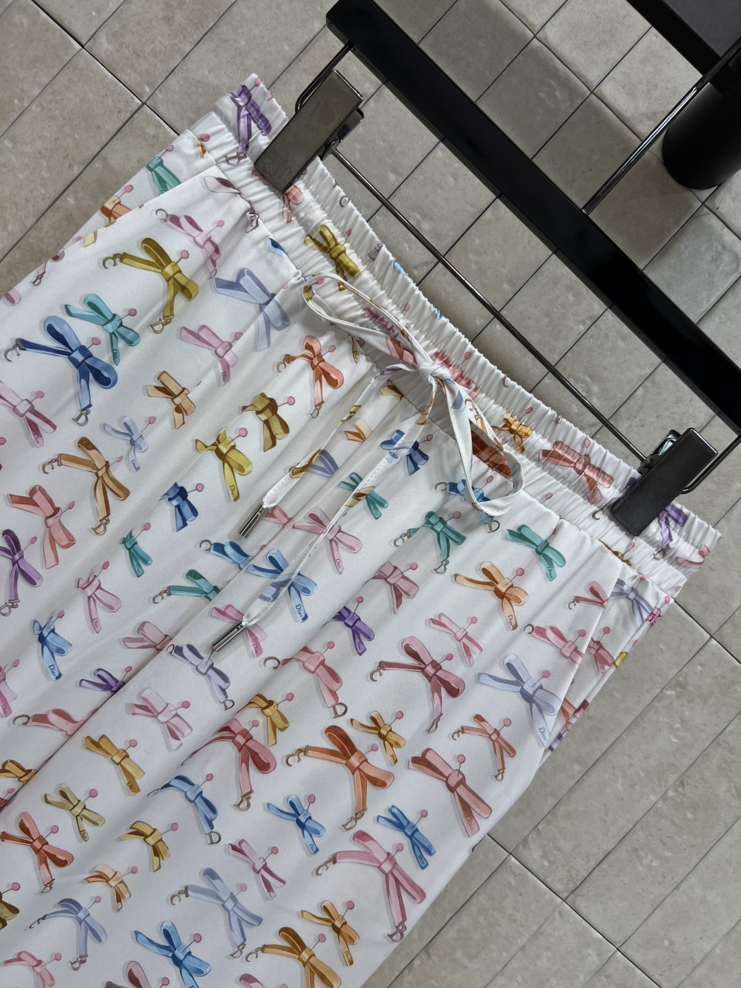 D家 26夏季新款 彩色印花套装 翻领衬衫+抽绳长裤 宽松版型 彩色蝴蝶结印花 胸前口袋点缀 实用又精致