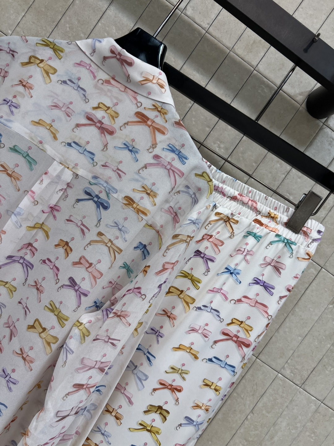 D家 26夏季新款 彩色印花套装 翻领衬衫+抽绳长裤 宽松版型 彩色蝴蝶结印花 胸前口袋点缀 实用又精致