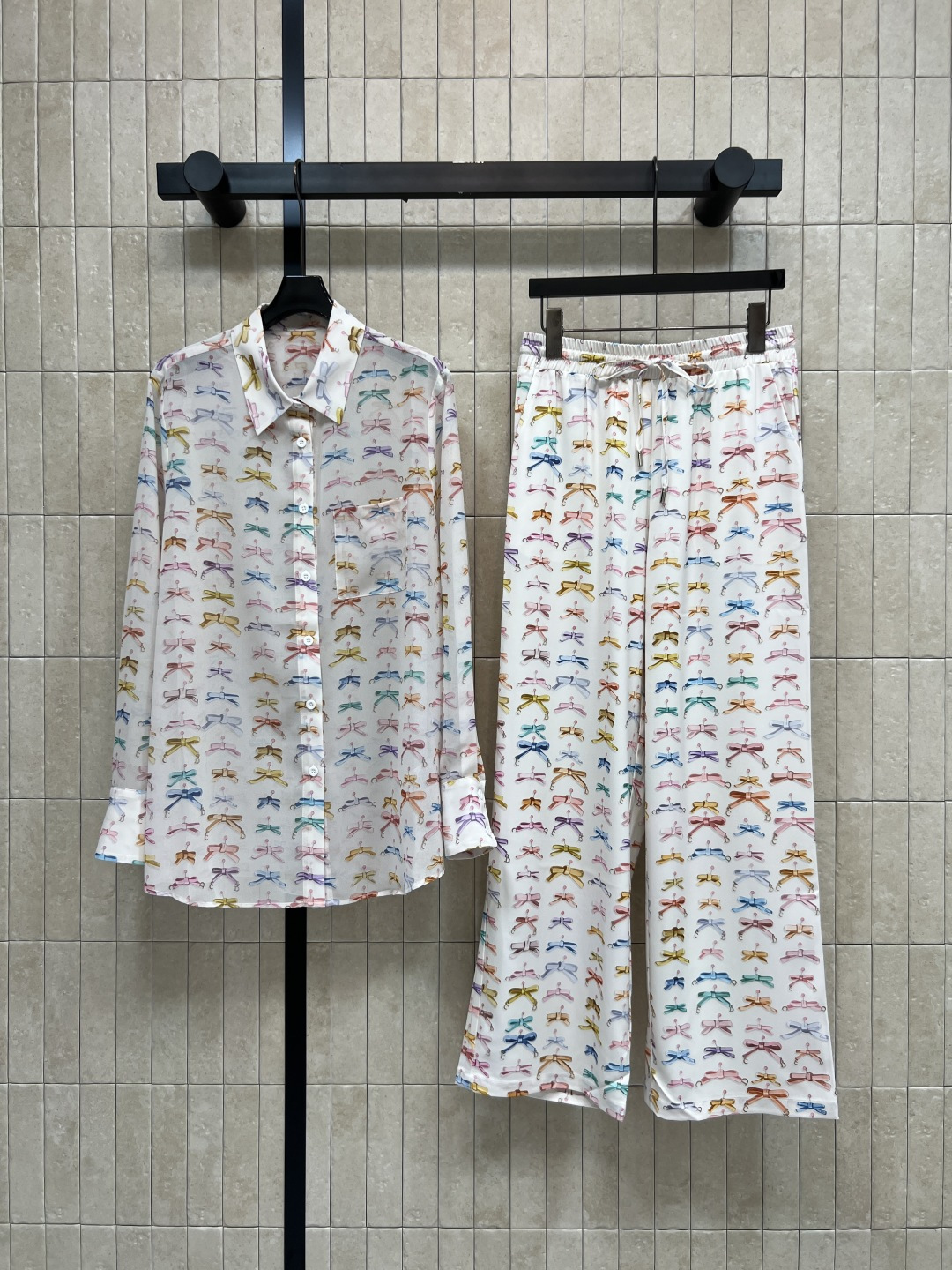 NO:841984,Shirts, trousers, D Home 26 new summer style, colorful printed suit, lapel shirt + drawstring trousers, loose fit, colorful bow print, chest pocket embellishment, practical and exquisite, elastic drawstring waist, not tight at the waist, transparent and light, full of atmosphere, suitable for home, going out and vacation, three sizes in one color, Size/S-M-L,, dior, shirts,19860909衬衫 长裤 D家 26夏季新款 彩色印花套装 翻领衬衫+抽绳长裤 宽松版型 彩色蝴蝶结印花 胸前口袋点缀 实用又精致 松紧抽绳腰头 不勒腰 通透轻盈 氛围感十足 居家 外出 度假都很合适 一色三码Size/S-M-L,,dior,shirts,,Women's clothing