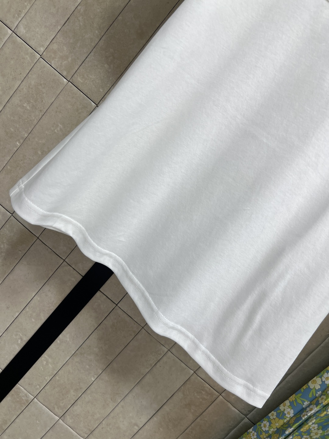 PD家 26夏季新款 碎花套装 白T上衣+碎花半裙 棉质舒适面料 宽松版型裁剪 胸前彩色花卉刺绣字母 和