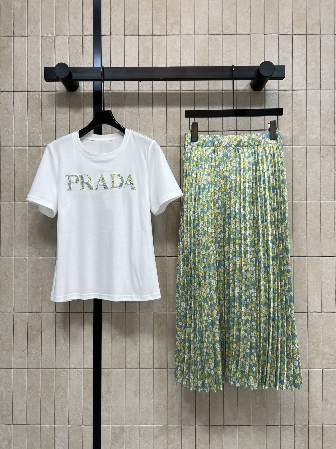 NO:841972,PD Home 26 new summer style floral suit, white T top + floral skirt, cotton comfortable fabric, loose fit tailoring, colorful floral embroidered letters on the chest and skirt floral perfectly echo, full of details, fine draping and pleated, one set can easily get a fresh and fashionable daily look when going out, one color, three sizes, Size/S-M-L,, dior, skirts,19860909PD家 26夏季新款 碎花套装 白T上衣+碎花半裙 棉质舒适面料 宽松版型裁剪 胸前彩色花卉刺绣字母 和半裙碎花完美呼应 细节感拉满 细密垂顺百褶 一套出门轻松get清新时髦日常look 一色三码Size/S-M-L,,dior,skirts,,Women's clothing