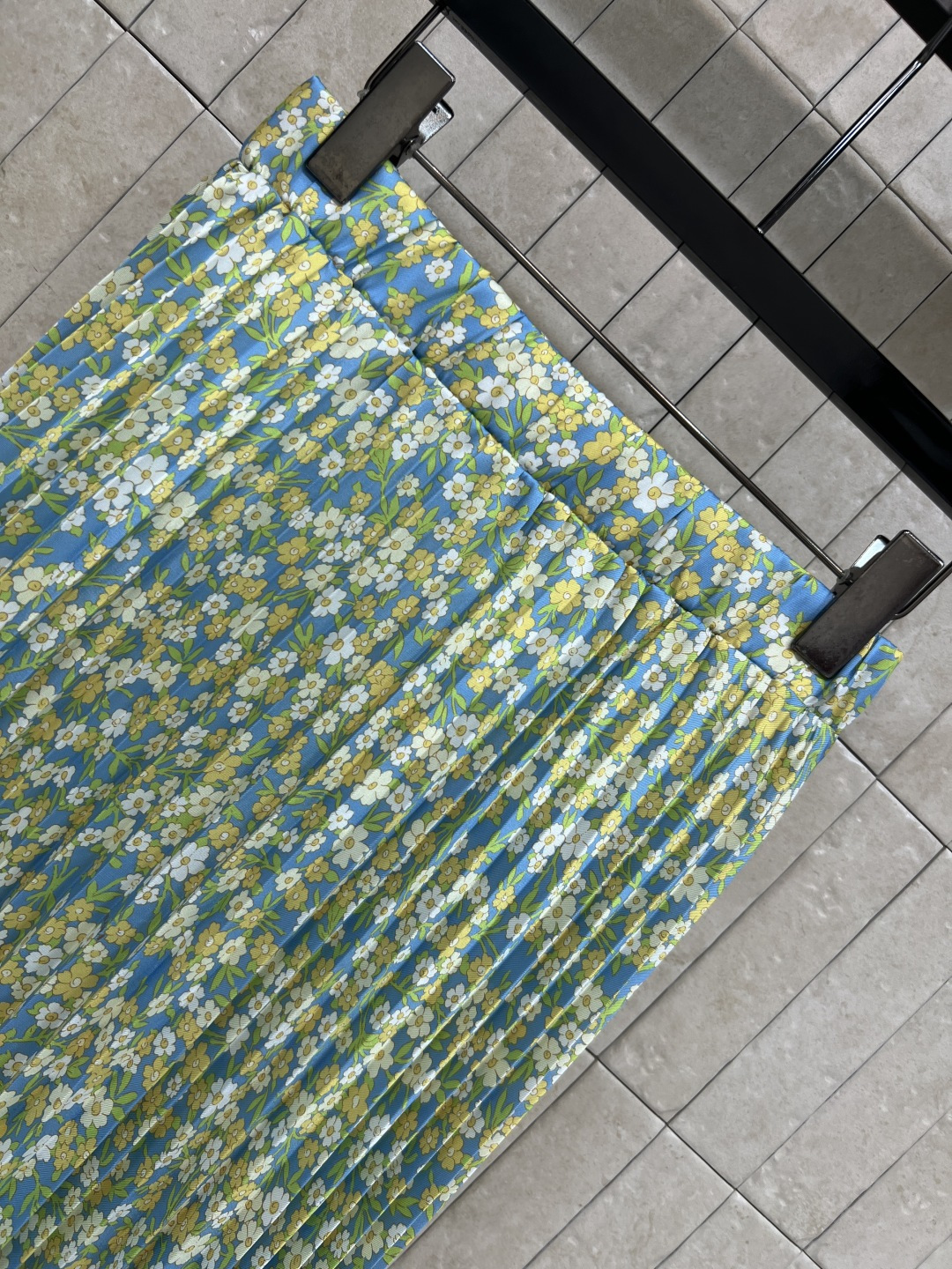 PD家 26夏季新款 碎花套装 白T上衣+碎花半裙 棉质舒适面料 宽松版型裁剪 胸前彩色花卉刺绣字母 和