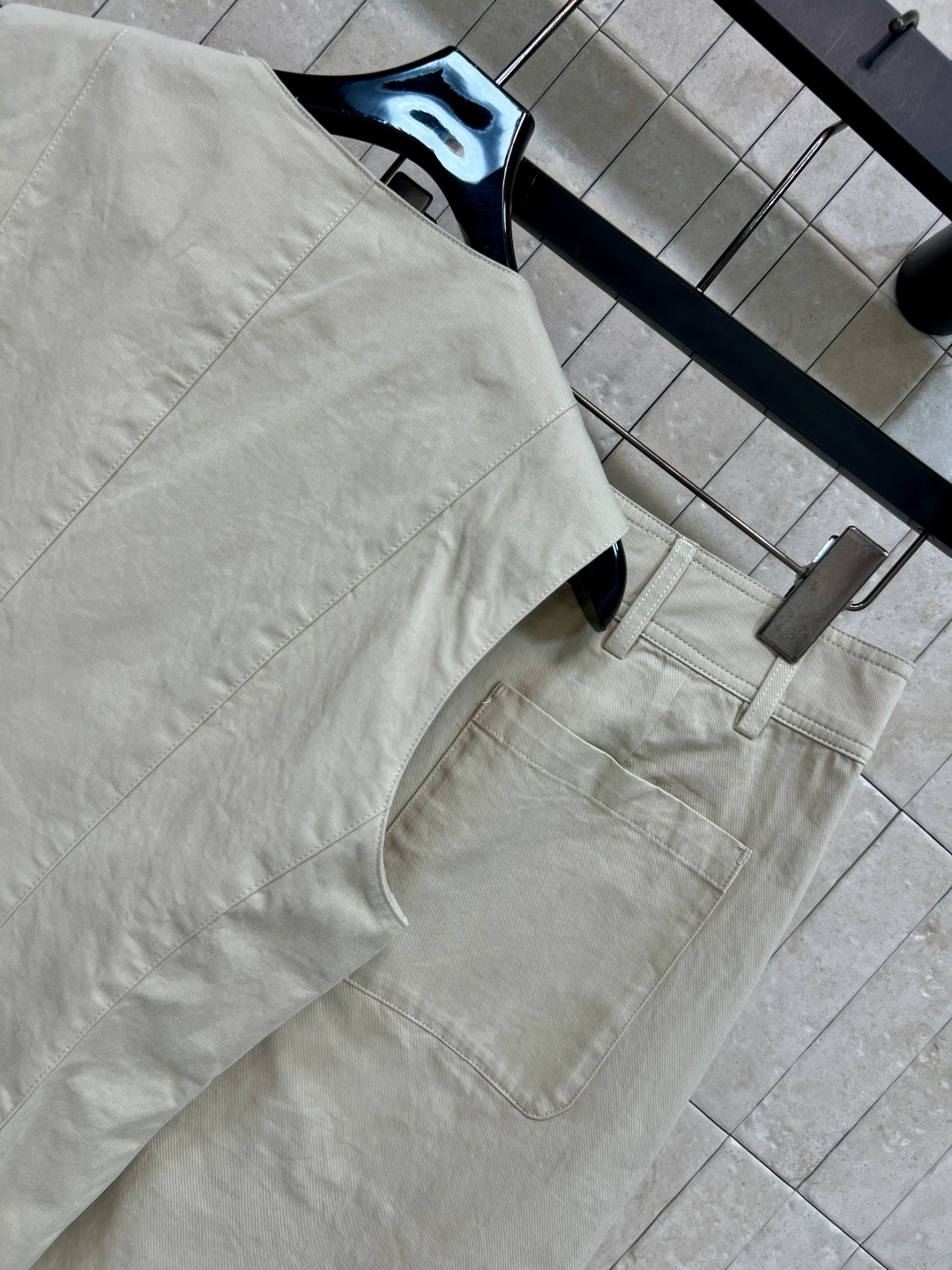 C家 26夏季新款 卡其马甲套装 V领马甲+高腰中裤 下摆做尖角收腰剪裁 精准收紧腰线 合身微宽松版型 
