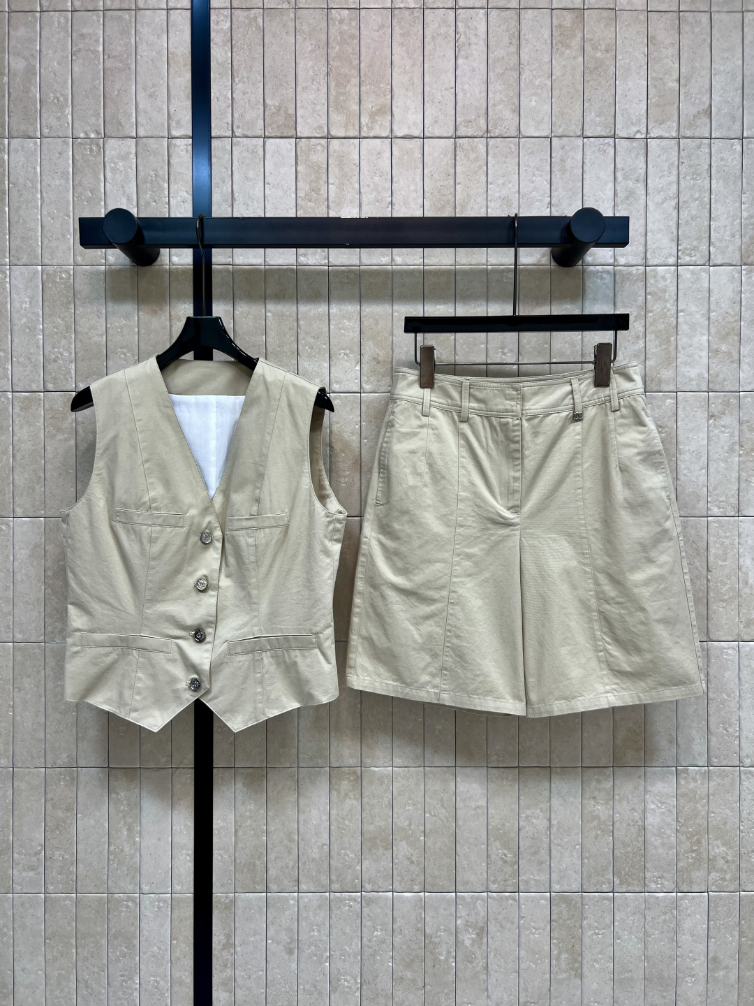 NO:841968,C Home 26 new summer khaki vest suit V-neck vest + high-waisted mid-pants. The hem is cut with sharp angles to tighten the waistline. The waistline is precisely tightened. The fit is slightly loose. The trousers have an invisible placket. Small label details on the side are embellished. Simple and not monotonous. The same color and fabric are matched in a complete set. It is OK for daily commuting and casual outings. Three sizes in one color, Size/S-M-L,,chanel,19860909C家 26夏季新款 卡其马甲套装 V领马甲+高腰中裤 下摆做尖角收腰剪裁 精准收紧腰线 合身微宽松版型 裤头做了隐形门襟 侧边小标细节点缀 简约不单调 同色系同面料成套搭配 日常通勤 休闲出街都OK 一色三码Size/S-M-L,,chanel,,Women's clothing