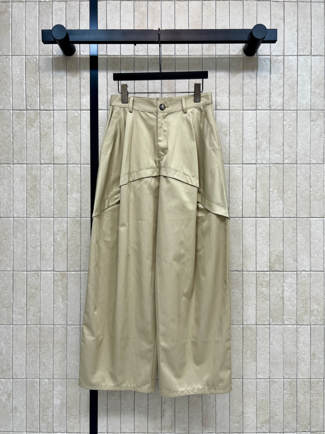 NO:841962,LW Home 26 new summer khaki work wide-leg pants. Selected crisp and breathable fabrics. Waist pleating + front splicing deconstructed design. Loose and drooping trouser legs. Long legs. Easily manageable for daily commuting and vacation. Pair with vest or shirt. You can switch cool or relaxed on the street. Three sizes in one color, Size/S-M-L,, shirts,19860909LW家 26夏季新款 卡其色工装阔腿裤 精选挺括透气面料 腰部打褶+正面拼接解构设计 宽松垂坠的裤管 显腿长 日常通勤 度假都能轻松驾驭 搭配背心或衬衫 街头酷飒or松弛感随心切换 一色三码Size/S-M-L,,shirts,,Women's clothing