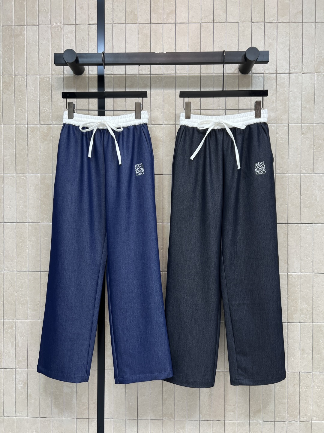 NO:841954,LW's 26 new summer styles, contrasting waist trousers, light and breathable fabric, high waist + white elastic waistband, adjustable drawstring design, loose and straight trouser legs, slimming and modifying the leg shape, monotonous embroidery matching, versatile for daily outings, commuting and leisure, full of details, very stylish with T-shirts or shirts, two colors and three sizes, Size/S-M-L, shirts, tees, t-shirt,19860909LW家 26夏季新款 撞色腰头长裤 轻薄透气面料 高腰+白色松紧腰带 抽绳设计可调节 裤腿宽松直筒 显瘦又修饰腿型 刺绣搭配单调 百搭日常出街 通勤 休闲都合适 细节感满满 随便搭T恤或衬衫都很有型 两色三码Size/S-M-L,,shirts,tees，t-shirt,,Women's clothing