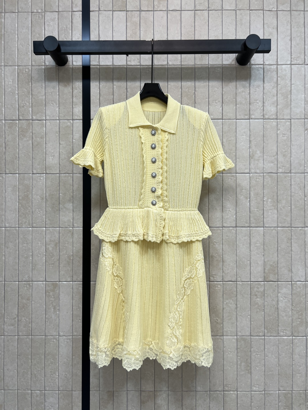 NO:841967,Self's 26 new summer model, cream yellow lace dress, lapel design, short-sleeved ruffled cuffs, high waistline ruffled waist, placket lace + custom silver buckle, A-line skirt style, exquisite and soft drape, temperament and comfort, perfect for dating, commuting, afternoon tea, one color and three sizes, Size/S-M-L,, fendi, skirts, T-shirt,19860909Self家 26夏季新款 奶黄色蕾丝连衣裙 翻领设计 短袖荷叶边袖口 高腰线荷叶边封腰 门襟蕾丝花边+定制银扣 A字短裙版型 垂坠精致柔和 气质与舒适兼得 约会 通勤 下午茶都超适合 一色三码Size/S-M-L,,fendi,skirts,T-shirt,,Women's clothing
