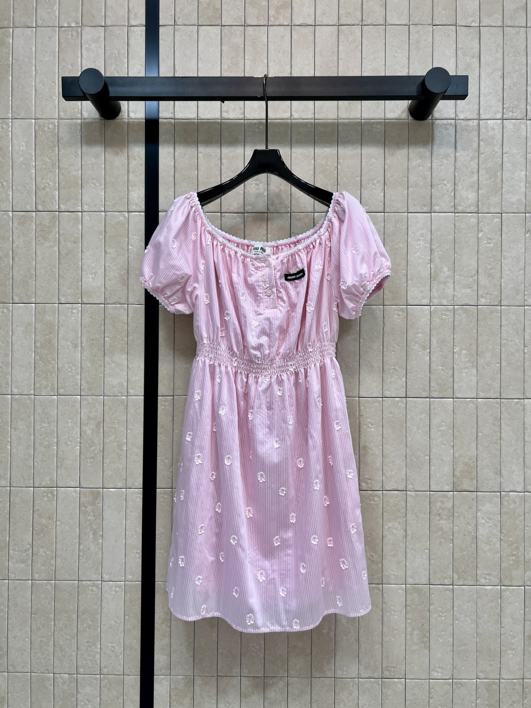 NO:841952,MIU's 26 new summer style pink puff sleeve dress, square collar + lace hemming, puff short sleeve design, elastic pleated waist to modify the body shape, all-over three-dimensional embroidery of small white flowers, exquisite and smart, easy to manage in daily life, parties and vacations. It will be very fresh when paired with sandals or white shoes. Three sizes in one color, Size/S-M-L,,miumiu,sandals,skirts,T-shirt,19860909MIU家 26夏季新款 粉色泡泡袖连衣裙 大方领+花边包边 泡泡短袖设计 腰部松紧抽褶收腰 修饰身形 通体立体刺绣小白花 精致又灵动 日常 聚会 度假都能轻松驾驭 搭配凉鞋或小白鞋就很清新啦 一色三码Size/S-M-L,,miumiu,sandals,skirts,T-shirt,,Women's clothing