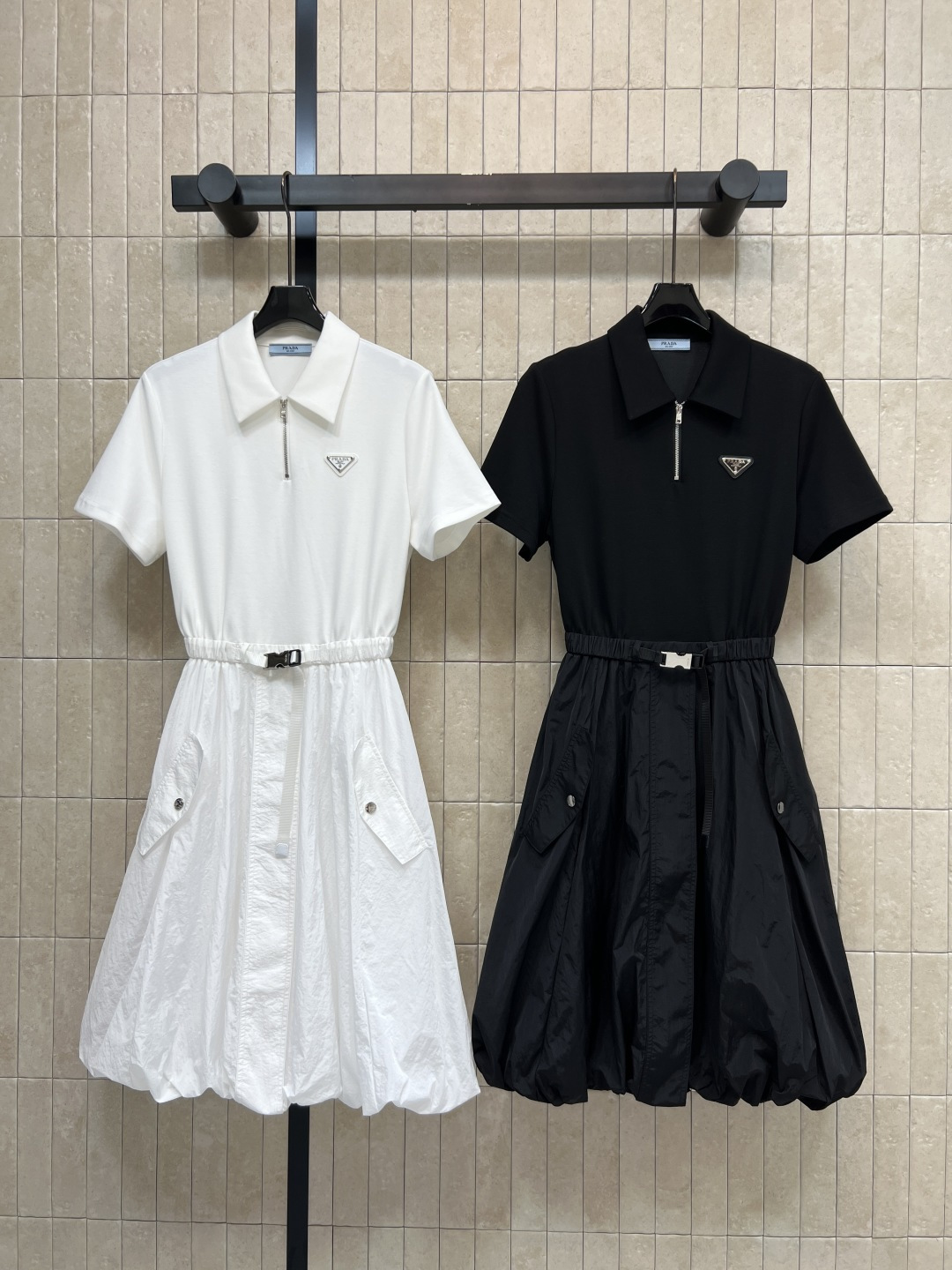 NO:841936,PD Home 26 new summer style Triangle logo waist dress POLO collar casual top + workwear bud skirt Half zipper design Functional buckle belt at the waist Accurately tighten the waistline Triangular metal logo on the chest Simple and low-key, easy to control in daily life and outdoors. It is OK to match with sports shoes or sandals. Two colors and three sizes, Size/S-M-L, dior, sandals, sneakers, skirts,19860909PD家 26夏季新款 三角标收腰连衣裙 POLO领休闲上衣+工装花苞裙摆 半拉链设计 腰部机能卡扣腰带 精准收紧腰线 胸口三角金属标 简约低调 日常 户外都能轻松驾驭 搭配运动鞋或凉鞋都很OK 两色三码Size/S-M-L,,dior,sandals,sneakers,skirts,,Women's clothing