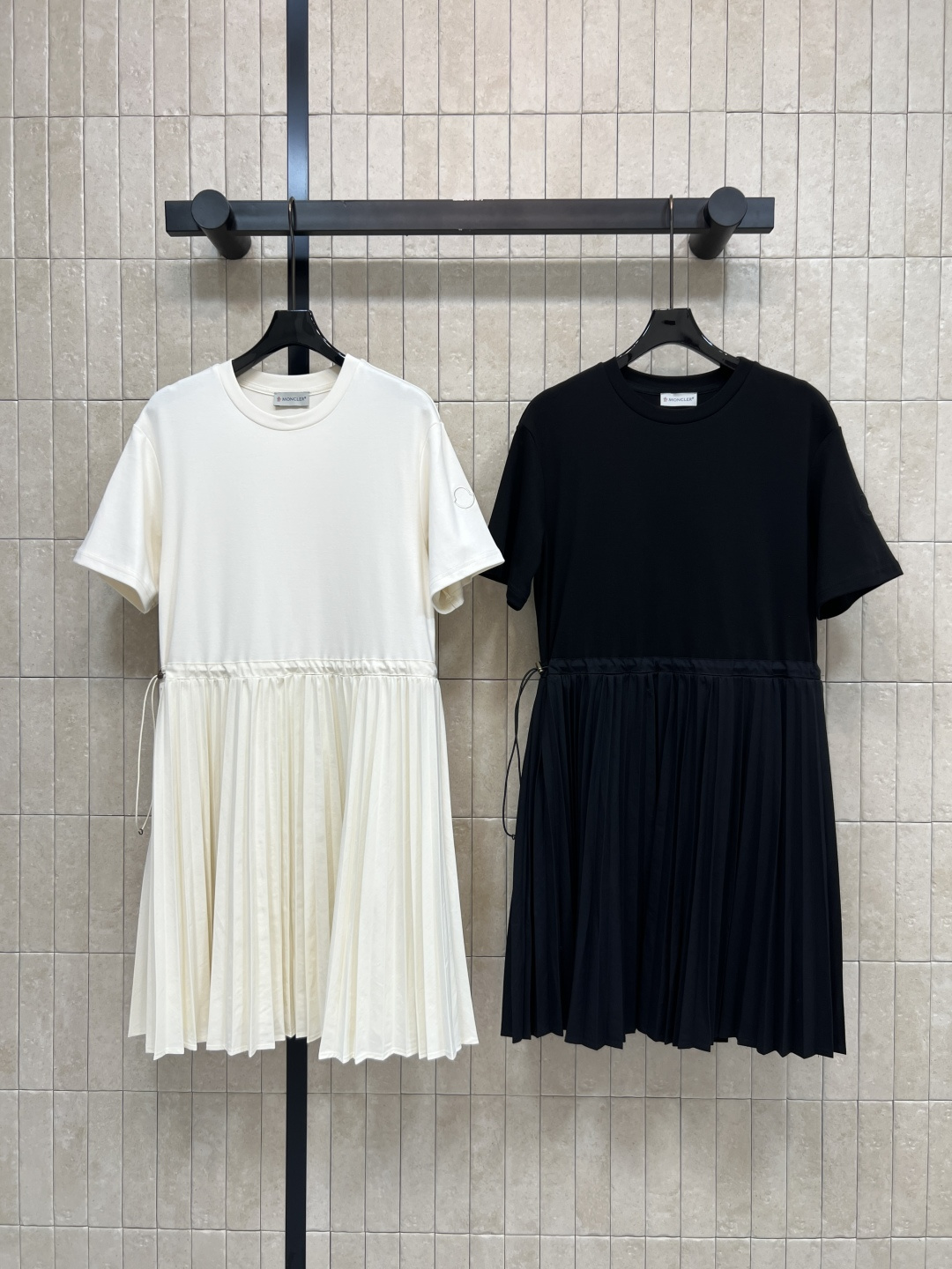 NO:841944,MO Home 26 new summer style pleated T-shirt dress, round neck, short-sleeved basic version, adjustable drawstring design at the waist, adjustable, fine pleated large skirt at the hem, soft drape, exquisite small label embroidery on the cuffs, low-key embellishment, easy to control for commuting, dating and vacation, two colors and three codes, Size/S-M-L,,skirts,T-shirt,tees,t-shirt,19860909MO家 26夏季新款 百褶T恤连衣裙 圆领短袖基础版型 腰部可调节抽绳设计 可调节 下摆细密百褶大裙摆 垂感柔和 袖口精致小标刺绣 低调点缀 通勤 约会 度假都能轻松驾驭 两色三码Size/S-M-L,,skirts,T-shirt,tees，t-shirt,,Women's clothing