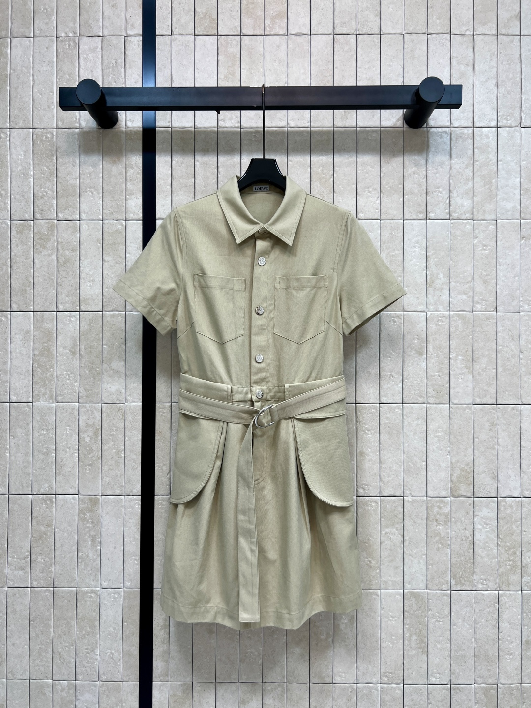 NO:841961,LW's 26 new summer khaki waist dress is made of crisp cotton fabric, simple and neat. Lapel short-sleeved shirt style with single-breasted buttons and symmetrical large pockets. Retro and practical. The belt can be adjusted freely. It can easily create a high waistline. It is slim and aura, low-key and versatile. It can be easily controlled in daily commuting. Three sizes in one color, Size/S-M-L,, skirts, shirts, T-shirt,19860909LW家 26夏季新款 卡其收腰连衣裙 采用挺括棉质面料 简约利落.翻领短袖衬衫版型 配单排扣和对称大口袋 复古又实用 腰带自由调节 轻松打造高腰线 显瘦又有气场低调百搭 通勤日常都能轻松驾驭 一色三码Size/S-M-L,,skirts,shirts,T-shirt,,Women's clothing