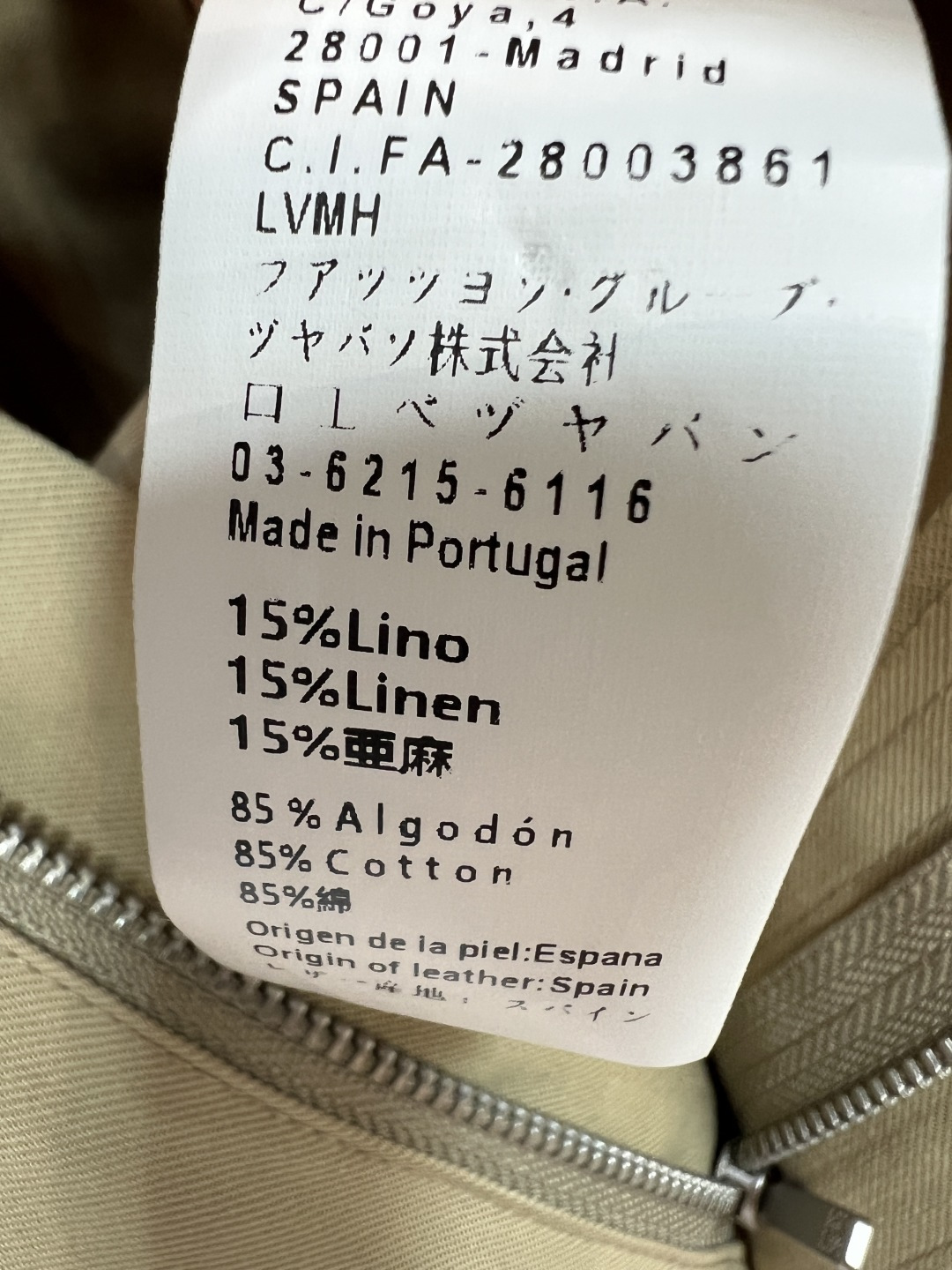LW家 26夏季新款 卡其收腰连衣裙 采用挺括棉质面料 简约利落。翻领短袖衬衫版型 配单排扣和对称大口袋