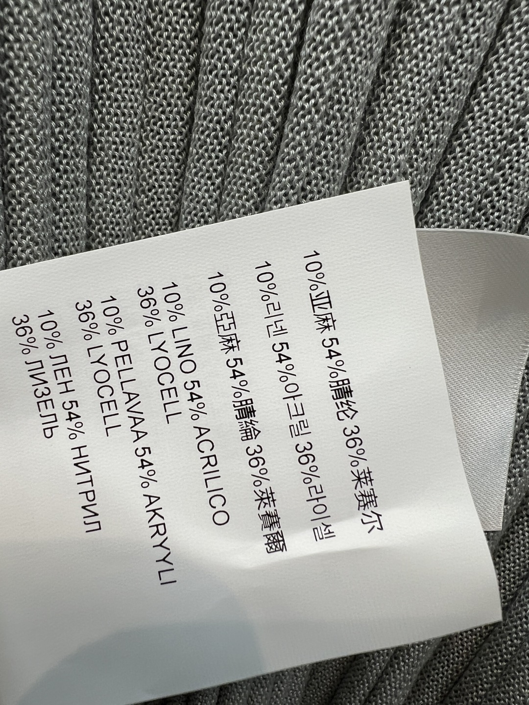 MIU家 26夏季新款 褶皱收腰背心​ ​ 细腻竖向压褶肌理 木耳边圆领设计 修饰脖颈线条绝绝子 腰部收