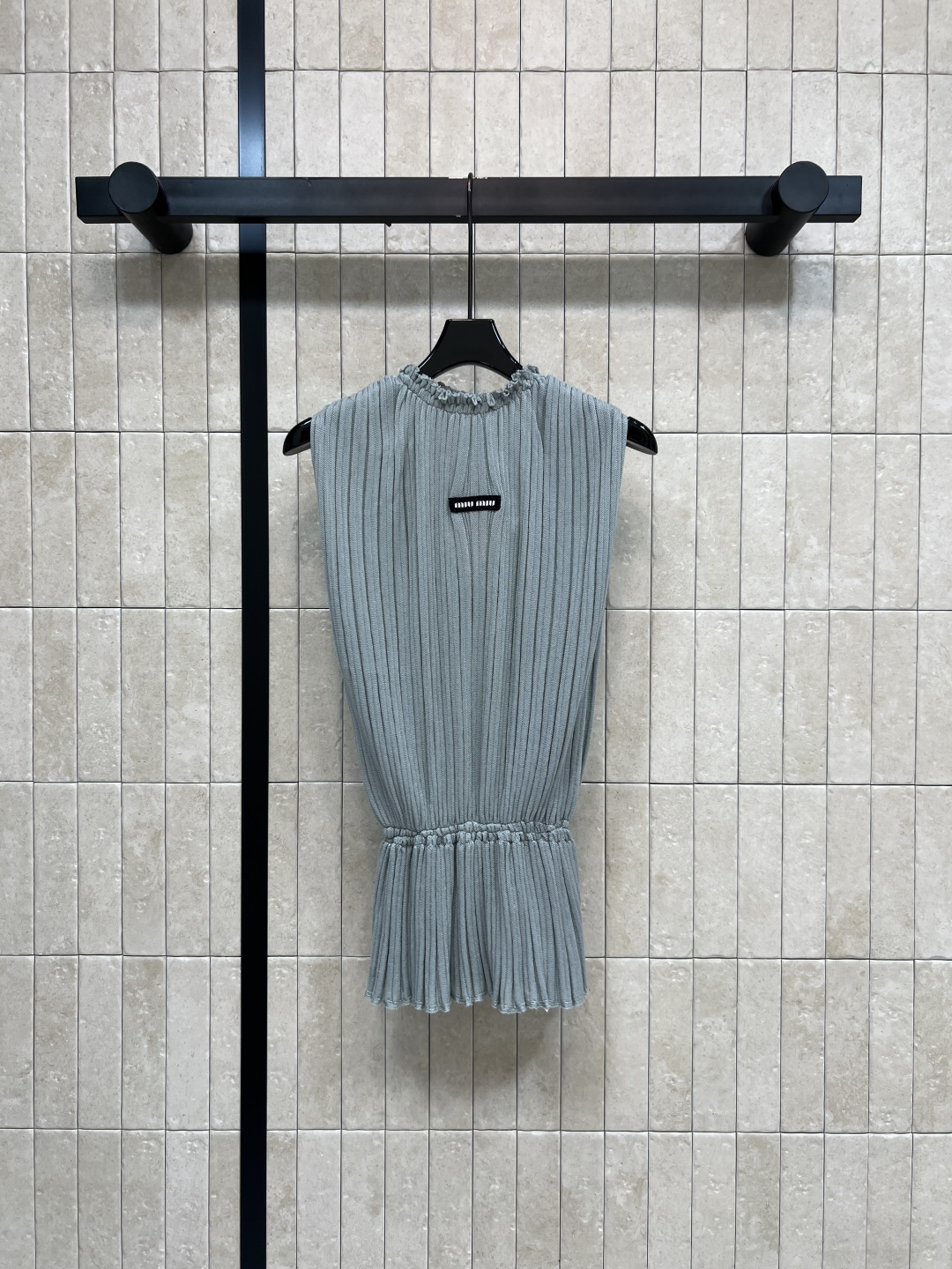 NO:841930,MIU Home 26 new summer style Pleated waist vest Delicate vertical pleated texture Fungus-edged round neck design Modifies the neck line Absolutely perfect Waist cut Pleat curvature at the hem Sleeveless version refreshing and versatile Low-key gray tone not picky Retro girly feeling is straight forward Can be easily controlled for commuting and leisure Three sizes in one color Size/S-M-L,,miumiu,19860909MIU家 26夏季新款 褶皱收腰背心 细腻竖向压褶肌理 木耳边圆领设计 修饰脖颈线条绝绝子 腰部收腰剪裁 下摆百褶弧度 无袖版型清爽百搭 低调灰调不挑皮 复古少女感直接拉满 通勤休闲都能轻松驾驭 一色三码Size/S-M-L,,miumiu,,Women's clothing