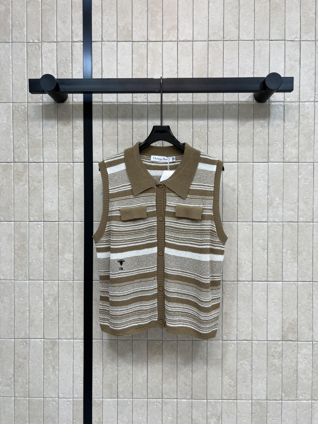NO:841946,D Home 26 new summer style striped vest, lapel + symmetrical pocket patch design, perfect details, good elasticity of fabric, comfortable to wear, perfect for summer season, front button opening, easy to put on and take off, easy to control in daily casual or high street style, looks great with shirts and T-shirts, three sizes in one color, Size/S-M-L,, dior, shirts, tees, t-shirt,19860909D家 26夏季新款 条纹马甲 翻领+对称口袋贴设计 细节满分 面料弹性好 穿着舒适 夏天季节超适合 正面纽扣开合 穿脱方便 日常休闲或高街风都能轻松驾驭 搭配衬衫 T恤都很出彩 一色三码Size/S-M-L,,dior,shirts,tees，t-shirt,,Women's clothing