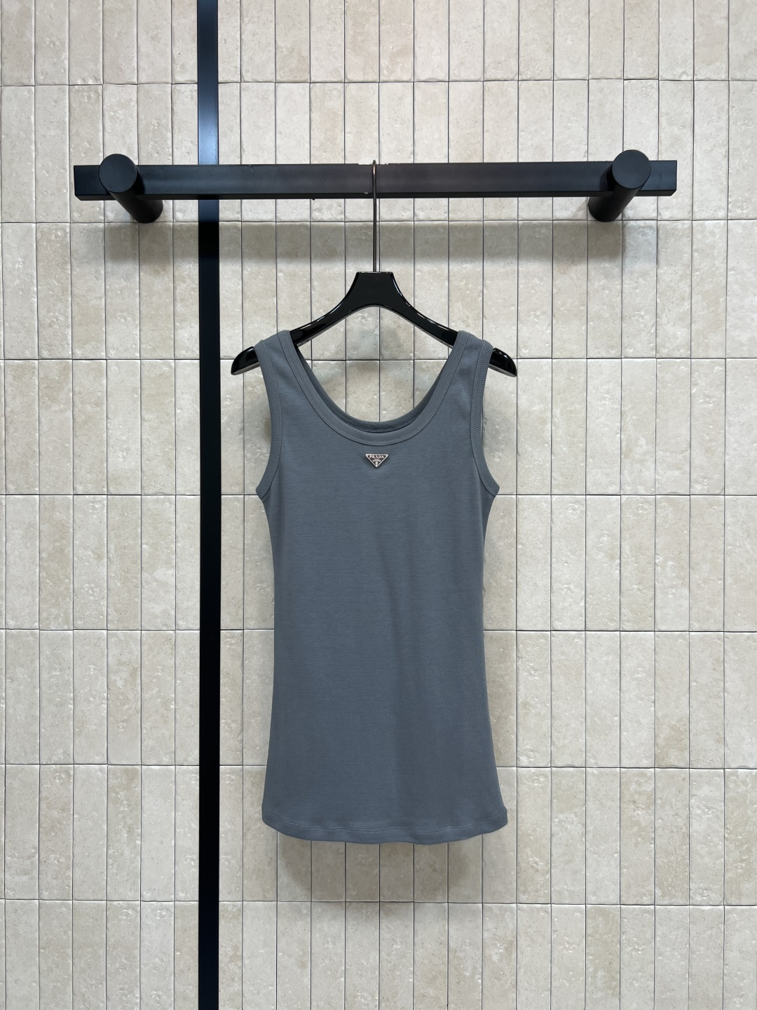 NO:841929,PD Home 26 new summer style triangle logo vest. The cotton fabric is soft and breathable. It is super comfortable to wear in summer. The wide shoulder strap design does not stretch the shoulders. The triangle metal logo on the chest is very recognizable. It looks great with jeans, shorts and skirts. It looks good alone or with inner layers. It is OK for daily commuting and leisure. Three sizes in one color, Size/S-M-L,, dior, skirts, shorts, jeans,19860909PD家 26夏季新款 三角标背心 棉质面料柔软透气 夏天穿超舒服 宽肩带设计不勒肩 胸前三角金属徽标超有辨识度 随便配牛仔裤 短裤 半裙都很出彩 单穿or内搭都好看 日常通勤 休闲都OK 一色三码Size/S-M-L,,dior,skirts,shorts,jeans,,Women's clothing