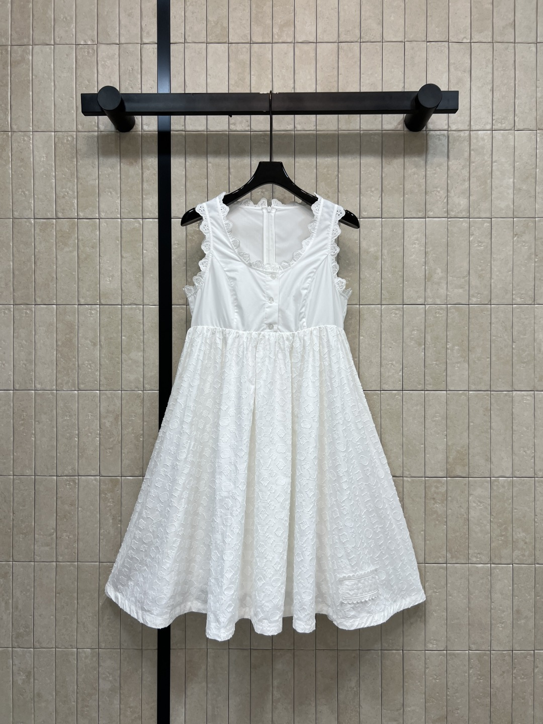 NO:841924,L's 26th new summer style white jacquard sleeveless dress made of light and breathable cotton fabric, high-waisted A-line skirt + exquisite jacquard, lace design on the neck and shoulders, soft and layered, zipper on the back for easy putting on and taking off, moderate length of skirt, easy to wear in daily life, vacation and party. It looks great when paired with sandals or white shoes. Four sizes in one color, Size/S-M-L-XL,, louis vuitton, sandals, skirts,19860909L家 26夏季新款 白色提花无袖连衣裙 采用棉质轻薄透气面料 高腰A字裙摆+精致提花 领口和肩部花边设计 柔美又有层次 背部拉链方便穿脱 裙长适中 日常 度假 聚会都能轻松驾驭 搭配凉鞋或小白鞋就很出彩啦 一色四码Size/S-M-L-XL,,louis vuitton,sandals,skirts,,Women's clothing