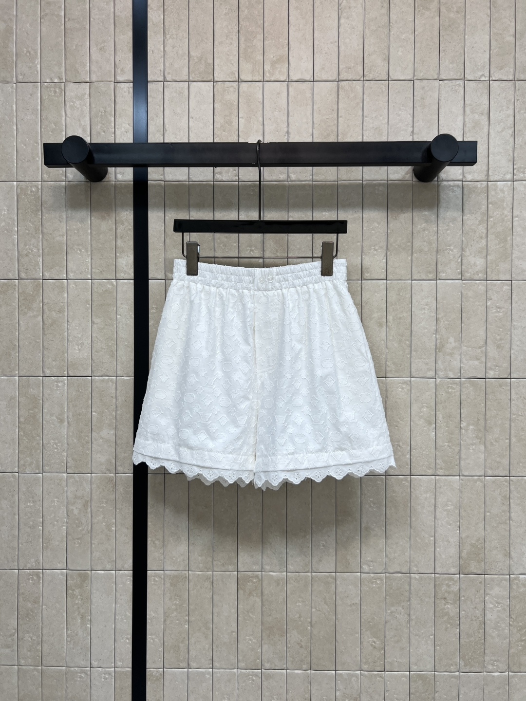 NO:841913,L's 26 new summer style white jacquard short style. The fabric is light and breathable. Three-dimensional jacquard. Comes with lining to prevent light transmission. Elastic waist that does not tighten the flesh. Loose A-line version. Easily modify the leg shape. High-waisted elastic design. No need to pick the waist. Hollow lace at the trouser legs. Gentle and age-reducing. Suitable for daily dates and vacations with T-shirts and shirts. Four sizes in one color. Size/S-M-L-XL,,louis  vuitton,shirts,tees,t-shirt,19860909L家 26夏季新款 白色提花短款 面料轻薄透气 立体提花 自带里衬不透光 松紧腰不勒肉 宽松A字版型 轻松修饰腿型 高腰松紧设计 不挑腰围 裤脚镂空花边 温柔又减龄 日常 约会 度假搭配T恤 衬衫都很合适 一色四码Size/S-M-L-XL,,louis vuitton,shirts,tees，t-shirt,,Women's clothing
