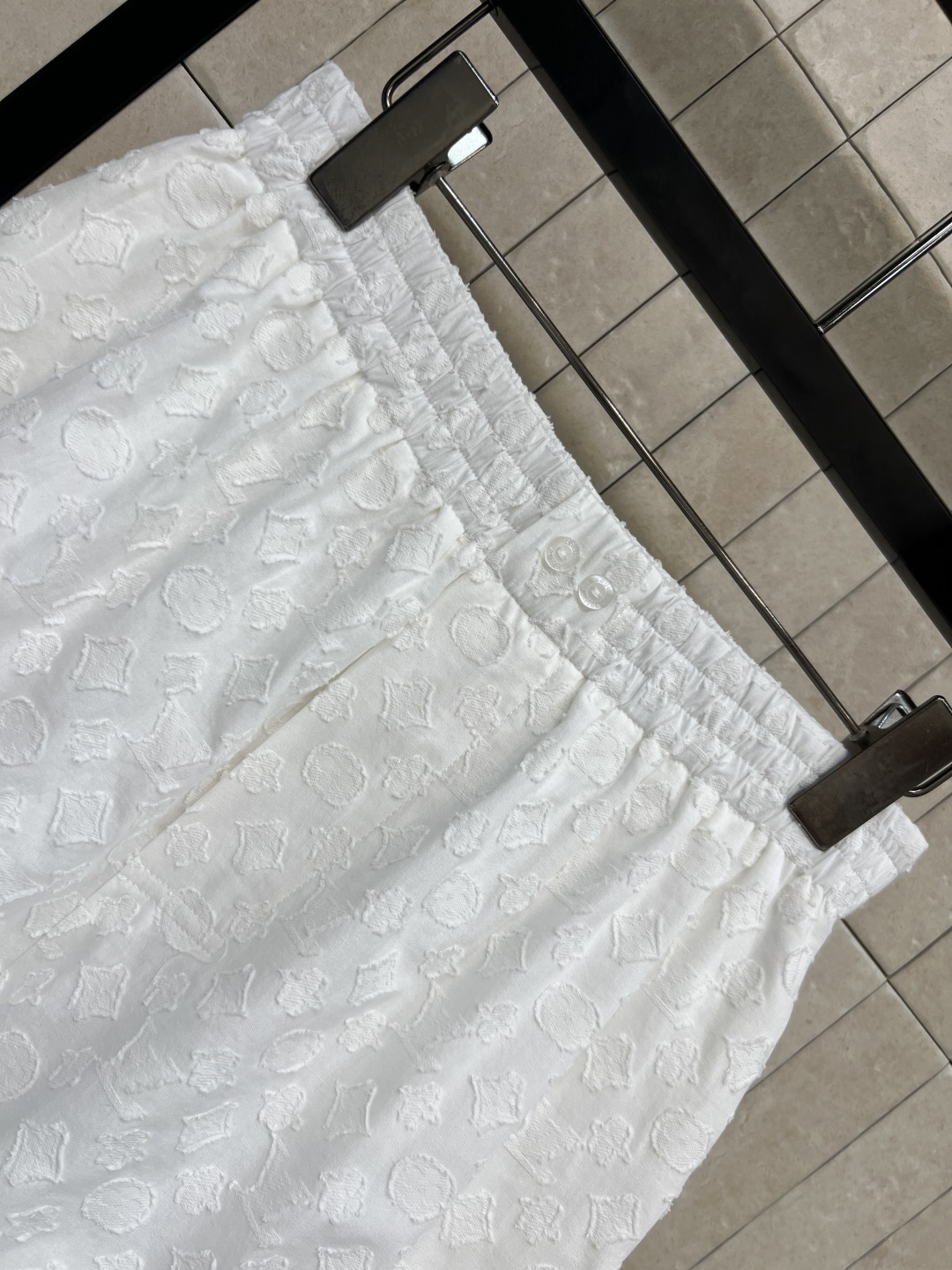L家 26夏季新款 白色提花短款 面料轻薄透气 立体提花 自带里衬不透光 松紧腰不勒肉 宽松A字版型 轻