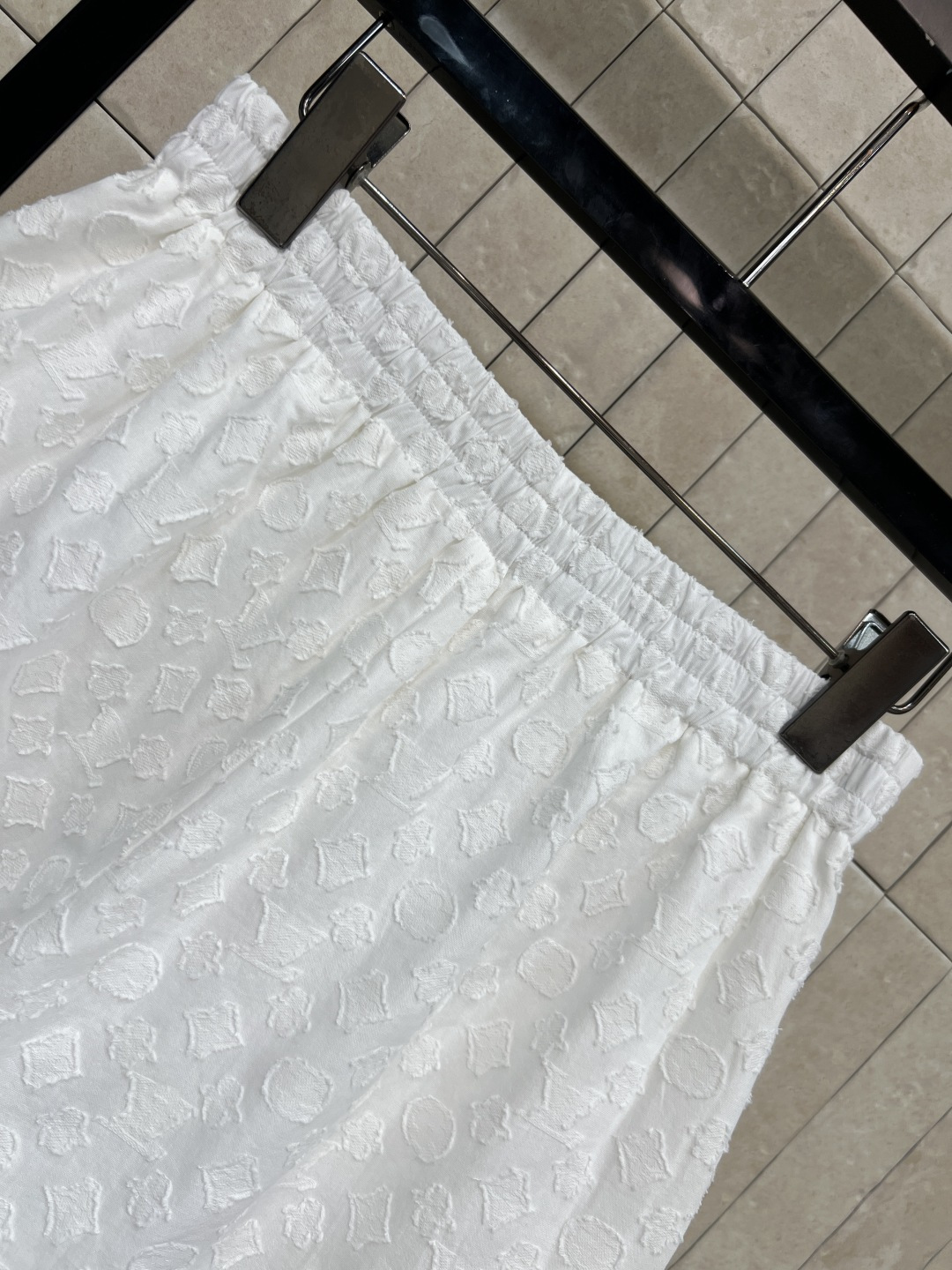 L家 26夏季新款 白色提花短款 面料轻薄透气 立体提花 自带里衬不透光 松紧腰不勒肉 宽松A字版型 轻