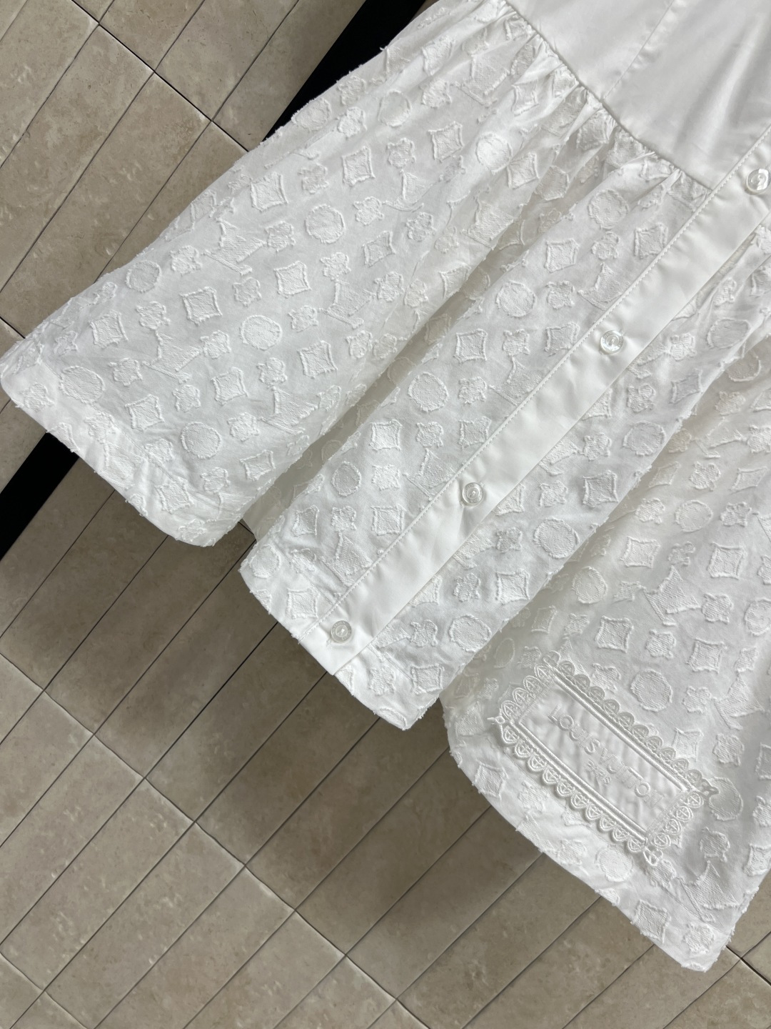 L家 26夏季新款 白色提花短袖上衣 采用高品质棉质面料 轻盈透气 剪毛边提花+花边领口 单排扣设计 宽