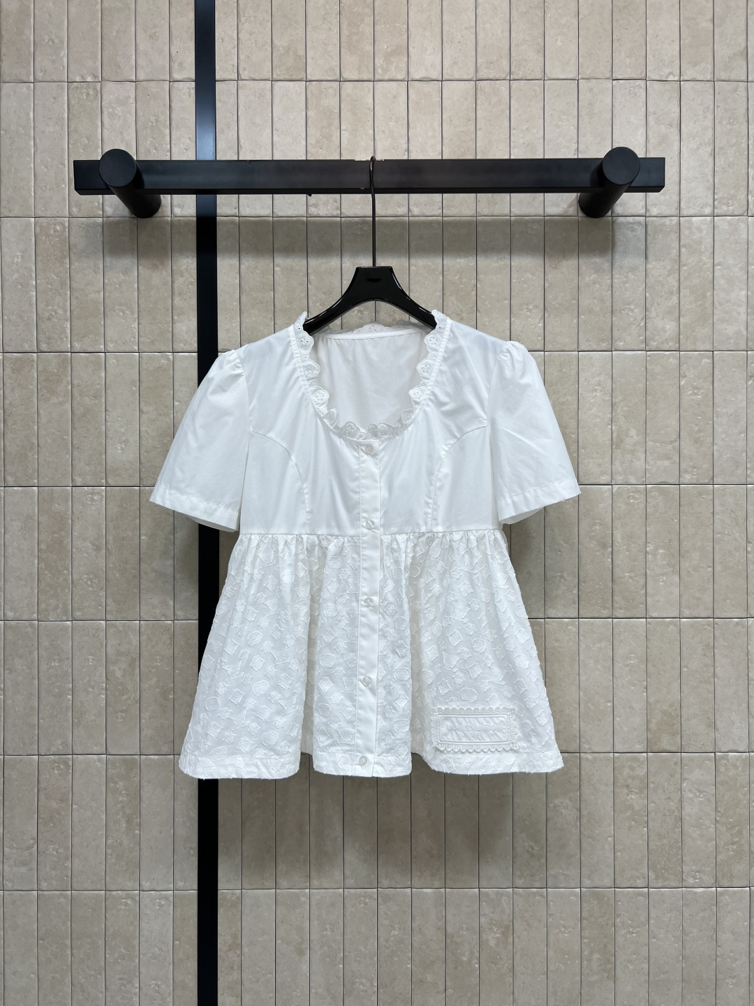 NO:841907,L's 26 new summer style white jacquard short-sleeved top made of high-quality cotton fabric, light and breathable, sheared jacquard + lace neckline, single-breasted design, loose fit, fresh and simple, looks great with shorts or skirts, easy to get holiday style or daily casual look, four sizes in one color, Size/S-M-L-XL,, louis vuitton, skirts, shorts, T-shirt,19860909L家 26夏季新款 白色提花短袖上衣 采用高品质棉质面料 轻盈透气 剪毛边提花+花边领口 单排扣设计 宽松版型 清新简约搭配短裤或半裙都很出彩 轻松get度假风or日常休闲look 一色四码Size/S-M-L-XL,,louis vuitton,skirts,shorts,T-shirt,,Women's clothing