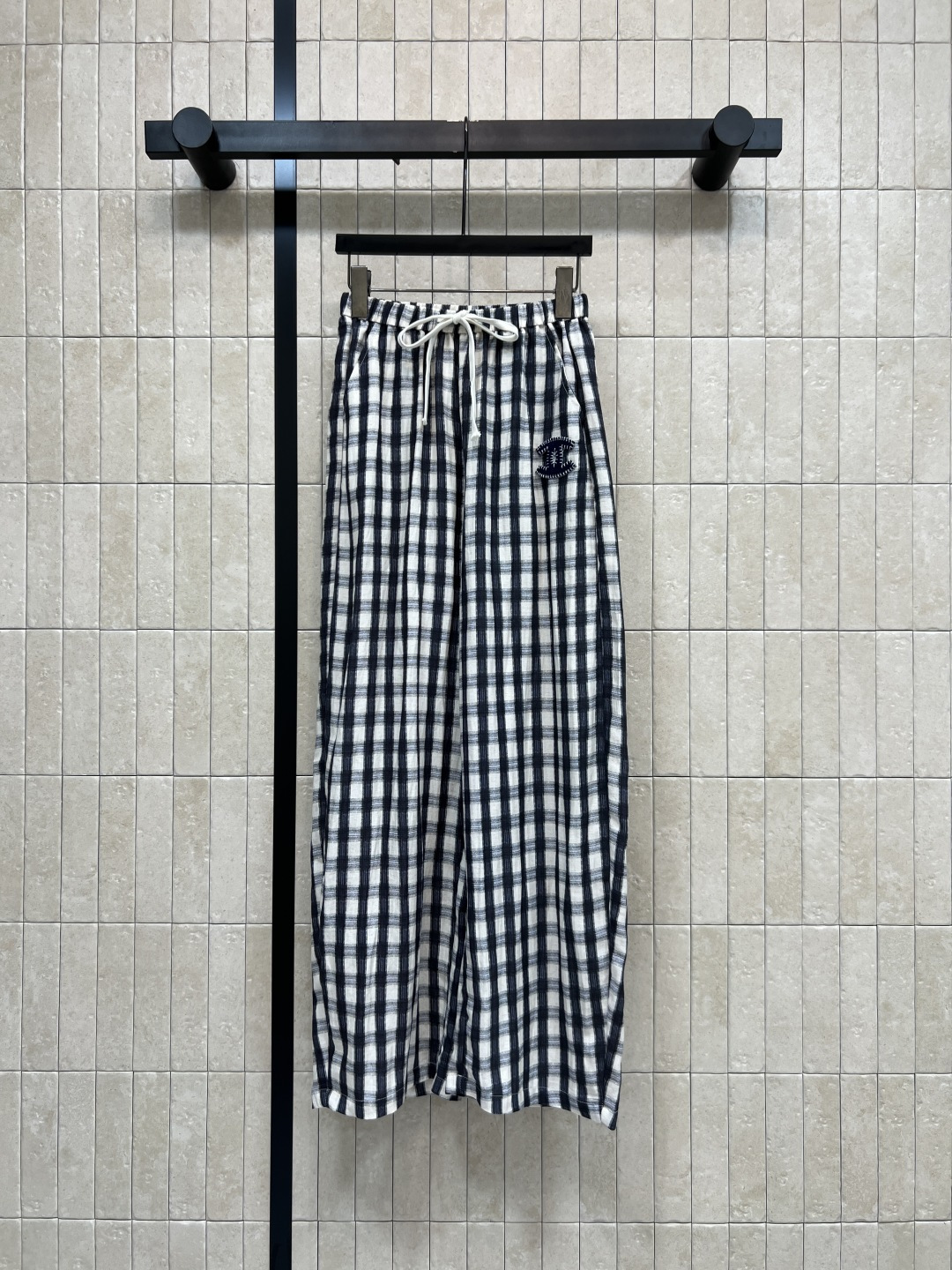 NO:842645,C Home 26 new summer style plaid linen wide-leg pants made of linen fabric, high waist + drawstring design, very flexible to modify the waistline, loose straight version is very friendly to the pear-shaped body, full coverage of the crotch and slimming effect, versatile and durable, looks great with any T-shirt or shirt, can be easily managed for commuting, leisure and outing, three sizes in one color, Size/S-M-L,,chanel,shirts,tees,t-shirt,19860909C家 26夏季新款 格纹亚麻阔腿裤 采用亚麻面料 高腰+抽绳设计 修饰腰线还很灵活 宽松直筒版型对梨形身材超友好 遮胯显瘦效果满分 百搭耐看 随便配T恤或衬衫都很出彩 通勤 休闲 出游都能轻松驾驭 一色三码Size/S-M-L,,chanel,shirts,tees，t-shirt,,Women's clothing
