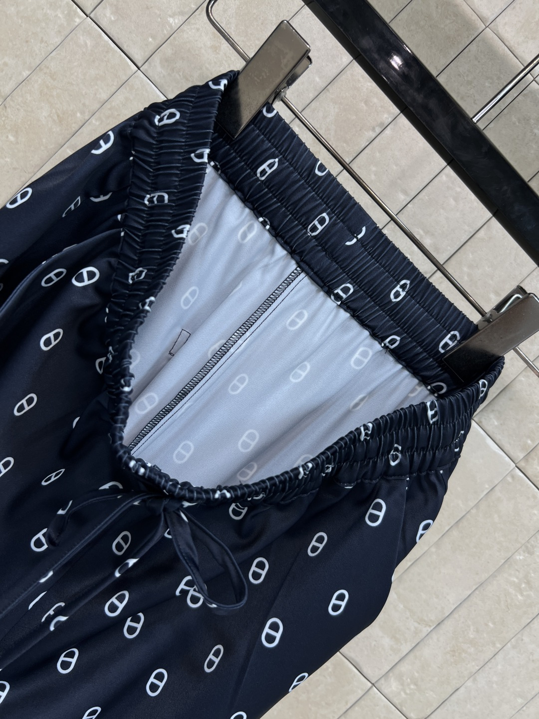 H家 26夏季新款 老花抽绳阔腿裤 宽松阔腿+松紧抽绳腰 显瘦又修饰腿型 适合各种身材 复古老花设计 日