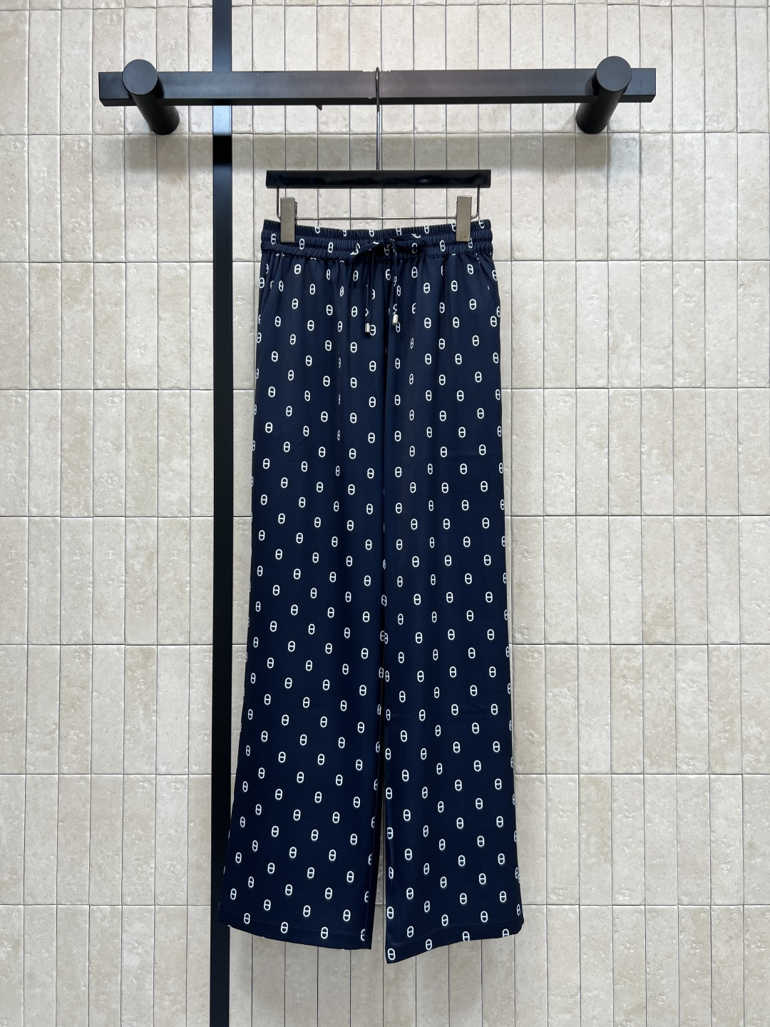 NO:842654,H Home 26 new summer style presbyopic drawstring wide-leg pants. Loose wide legs + elastic drawstring waist. Slimming and flattering leg shape. Suitable for all body types. Retro presbyopic design. Easy to control for daily commuting and leisure. It is OK with T-shirts or shirts. Moderate length of pants. Comfortable and fashionable. Three sizes in one color. Size/S-M-L, shirts, tees, t-shirt,19860909H家 26夏季新款 老花抽绳阔腿裤 宽松阔腿+松紧抽绳腰 显瘦又修饰腿型 适合各种身材 复古老花设计 日常通勤 休闲都能轻松驾驭 搭T恤或衬衫都很OK 裤长适中 舒适又时髦 一色三码Size/S-M-L,,shirts,tees，t-shirt,,Women's clothing