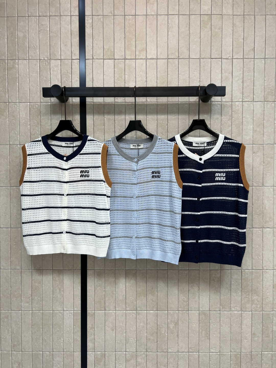 NO:842626,MIU Home 26 new summer style striped contrasting hollow top made of Tencel blended fabric Sleeveless + button placket design Easy to put on and take off Striped contrasting color is fresh and simple The brand embroidery on the chest is very recognizable It is OK to wear alone or layered with jackets in early autumn It can be easily managed in daily outings and casual occasions Three colors and three codes Size/S-M-L,,miumiu,jackets & coats,19860909MIU家 26夏季新款 条纹撞色镂空上衣 采用天丝混纺面料 无袖+纽扣开襟设计 穿脱方便 条纹撞色清新简约 胸口品牌刺绣超有辨识度 早秋单穿或叠搭外套都很OK 日常出街 休闲场合都能轻松驾驭 三色三码Size/S-M-L,,miumiu,jackets & coats,,Women's clothing