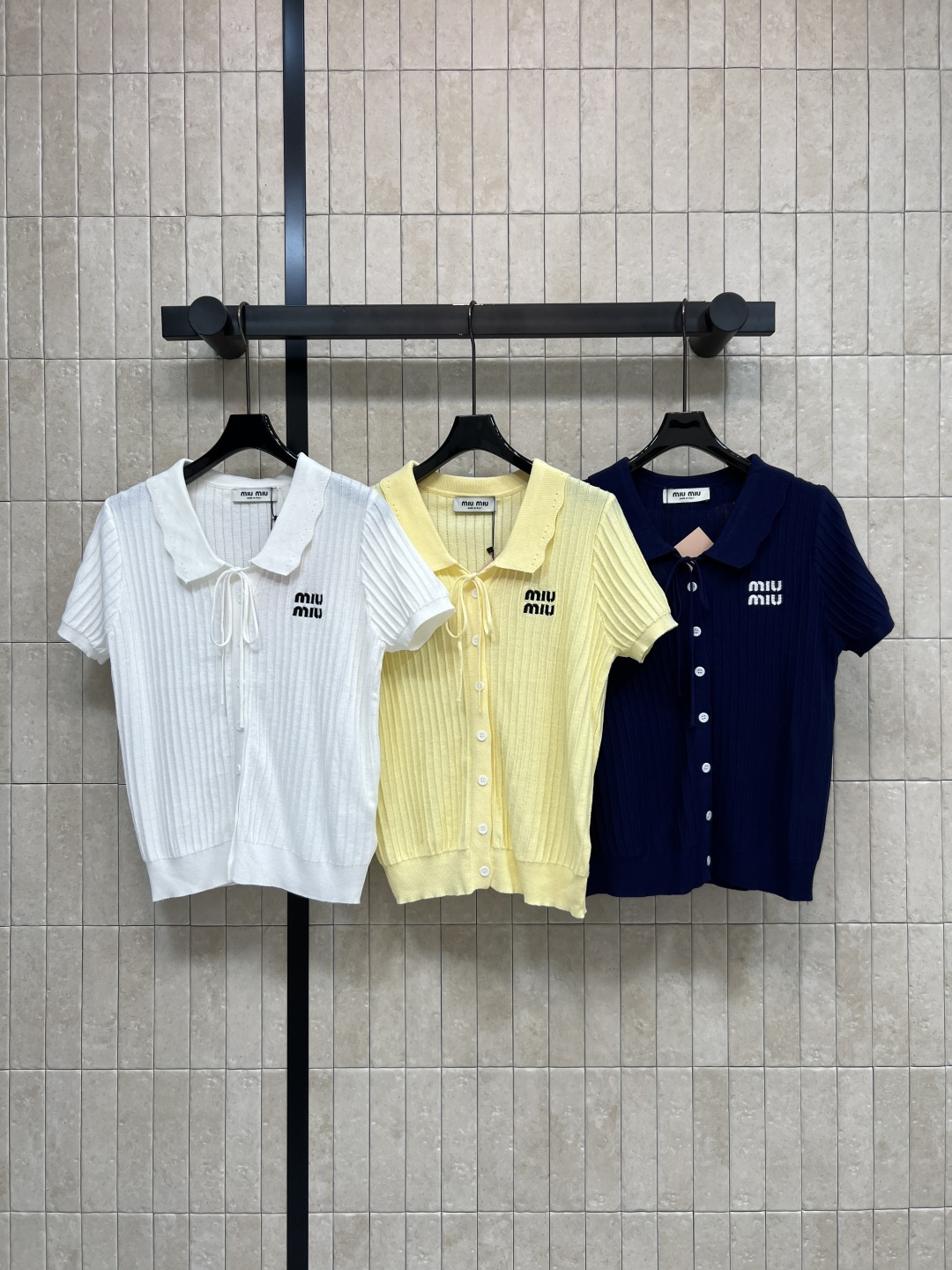 NO:842646,MIU home 26 new summer style Lapel tie short sleeves Made of Tencel blended fabric Soft and comfortable Vertical stripes + lapel tie design Chest logo embroidery Full of details Refreshing short sleeves Vitality yellow white and versatile Easily manageable for daily commuting and leisure Works great with jeans or skirts Three colors and three codes Size/S-M-L,,miumiu,skirts,jeans,T-shirt,19860909MIU家 26夏季新款 翻领系带短袖 采用天丝混纺面料 柔软舒适 竖条纹+翻领系带设计 胸前logo刺绣 细节满分 短袖清爽 元气黄显白又百搭 日常通勤 休闲都能轻松驾驭 搭牛仔裤或半裙都很出彩 三色三码Size/S-M-L,,miumiu,skirts,jeans,T-shirt,,Women's clothing