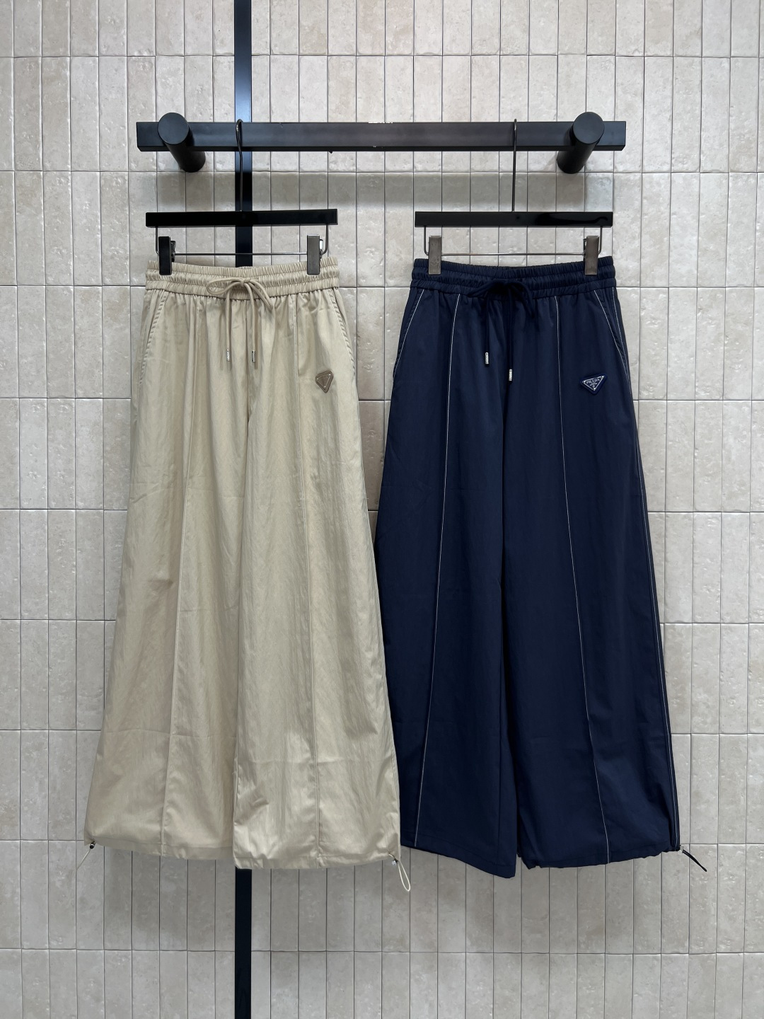 NO:842656,PD Home 26 new summer style drawstring wide-leg trousers. Made of light cotton blended breathable fabric. Loose fit + drawstring elastic waist. Suitable for all body shapes. The drawstring design of the trouser legs is adjustable. It is OK for daily commuting, leisure, and walking. You can easily get a simple style with a T-shirt or shirt. Two colors and three codes. Size/S-M-L,, dior, shirts, tees, t-shirt,19860909PD家 26夏季新款 抽绳阔腿长裤 采用轻薄棉质混纺透气面料 宽松版型+抽绳松紧腰 适合各种身材 裤脚拉绳设计可调节 日常通勤 休闲 遛弯都OK 随手搭T恤或衬衫就能轻松get简约风 两色三码Size/S-M-L,,dior,shirts,tees，t-shirt,,Women's clothing
