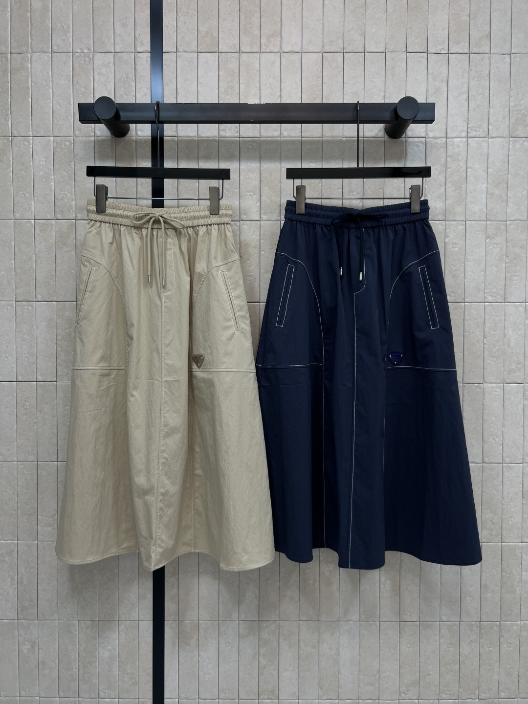 NO:842666,PD Home 26 new summer style drawstring work skirt. Made of cotton blended fabric. High-waisted drawstring design. Adjustable elasticity. Slimming and modifying the waistline. A-line large skirt + triangle logo embellishment. Easy to control for daily commuting and outdoor leisure. Versatile. Pair with T-shirts, shirts or sweaters. Easily get a lazy feeling. Three sizes in one color. Size/S-M-L, dior, skirts, shirts, tees, t-shirt,19860909PD家 26夏季新款 抽绳工装半裙 采用棉质混纺面料 高腰抽绳设计 松紧可调 显瘦又修饰腰线 A字大裙摆+三角标点缀 日常通勤 户外休闲都能轻松驾驭 百搭 随手搭T恤 衬衫或针织衫 轻松get慵懒感 一色三码Size/S-M-L,,dior,skirts,shirts,tees，t-shirt,,Women's clothing