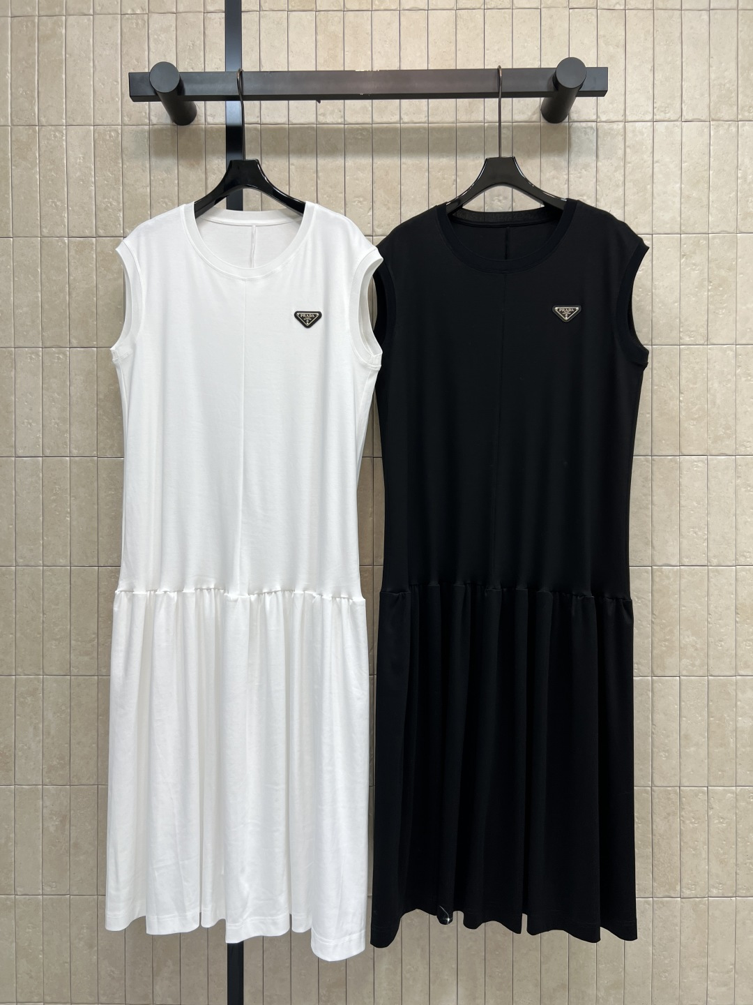 NO:842673,PD Home 26 new summer style sleeveless T-shirt dress. Made of high-quality pure cotton, light and breathable fabric. Simple and elegant. Slim-fitting upper body. Pleated hem design. Full of layers. Suitable for daily outings or leisure. Triangular logo on the chest. Full of details. Pair with sandals or white shoes. Fresh and natural style. Easy to get. Two colors and three codes. Size/S-M-L, dior, sandals, skirts, tees, t-shirt,19860909PD家 26夏季新款 无袖T恤连衣裙 采用高质量纯棉轻薄透气面料 简约大方 上身修身 下摆褶皱设计 层次感满满 日常出街或休闲都很合适 胸前三角标点缀 细节感拉满 搭配凉鞋或小白鞋 清新自然风轻松get 两色三码Size/S-M-L,,dior,sandals,skirts,tees，t-shirt,,Women's clothing