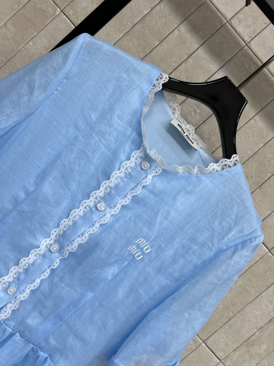 MIU家 26夏季新款 棉麻连衣长裙 采用棉麻面料轻盈透气 夏天穿超舒服 短袖+宽松裙摆 领口木耳边和单