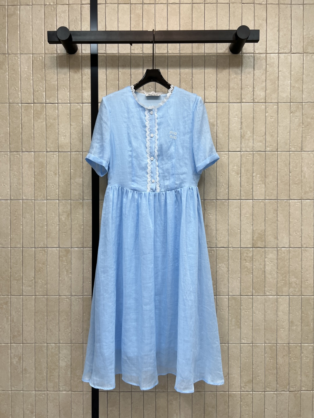 NO:842682,MIU's 26 new summer style cotton and linen long dress. Made of cotton and linen fabrics, light and breathable. Super comfortable to wear in summer. Short sleeves + loose skirt. Collared collar and single-breasted design. Look whiter and younger. Suitable for daily outings, vacations and photos. Easily create a lazy atmosphere. Pair with straw bag or sandals. Three sizes in one color. Size/S-M-L,,miumiu,sandals,espadrilles,skirts,T-shirt,19860909MIU家 26夏季新款 棉麻连衣长裙 采用棉麻面料轻盈透气 夏天穿超舒服 短袖+宽松裙摆 领口木耳边和单排扣设计 显白又减龄 日常出街 度假 拍照都很适合 轻松打造慵懒氛围感 搭配草编包或凉鞋 一色三码Size/S-M-L,,miumiu,sandals,espadrilles,skirts,T-shirt,,Women's clothing