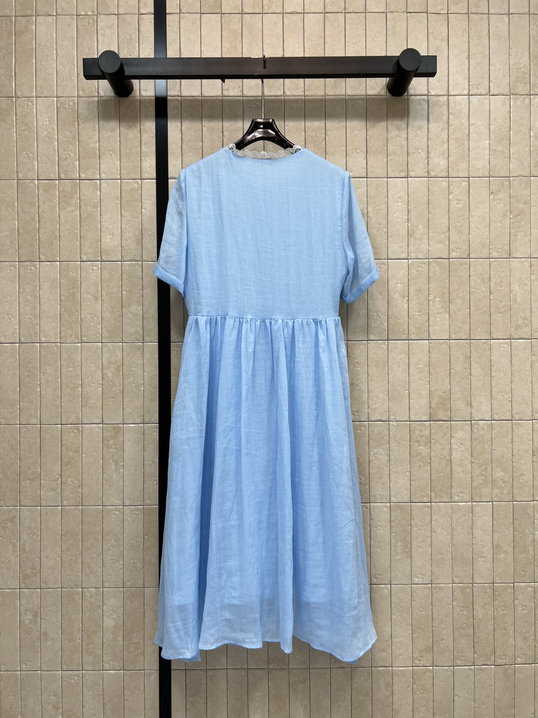 MIU家 26夏季新款 棉麻连衣长裙 采用棉麻面料轻盈透气 夏天穿超舒服 短袖+宽松裙摆 领口木耳边和单