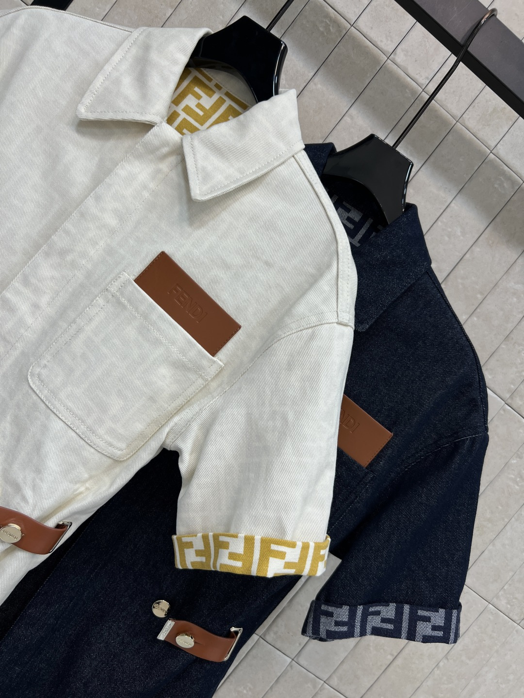 FD家 26夏季新款 短袖衬衫牛仔裙​​ 采用轻薄透气棉质面料 内里是金色满印老花设计正面简约口袋+腰部