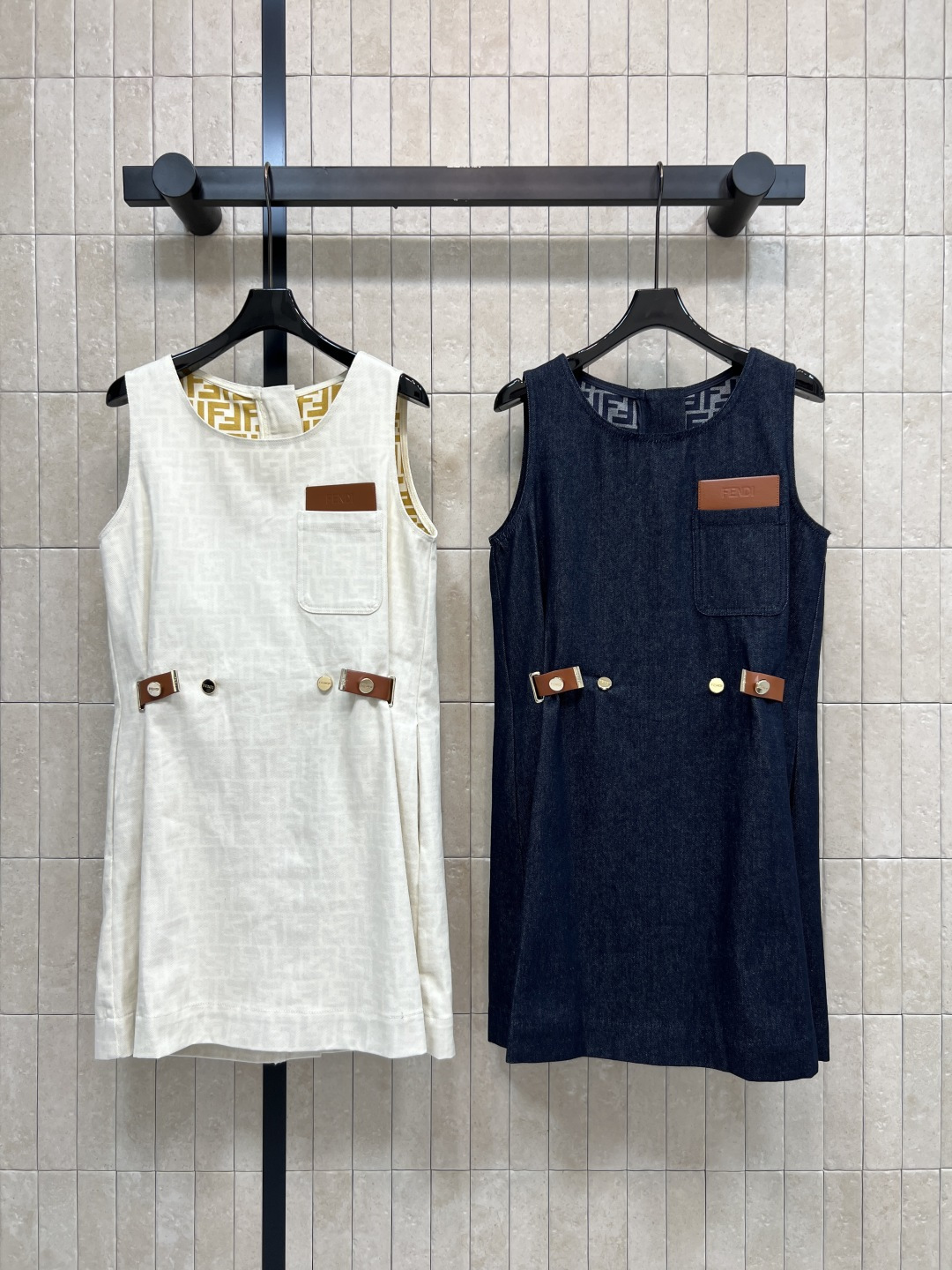 NO:842700,FD Home's 26 new summer style sleeveless dress is made of cotton fabric. The inside is gold-printed with presbyopia design. Simple pockets on the front + leather waist. Zipper closure is designed on the back. Easy to put on and take off. Full of details. Super convenient for daily travel. Easy to manage for commuting, dating and parties. Two colors and three codes, Size/S-M-L, dior, skirts,19860909FD家 26夏季新款 无袖连衣裙 采用棉质面料 内里是金色满印老花设计正面简约口袋+腰部皮革收腰 背后设计了拉链开合 穿脱方便 细节感满满 日常出行超方便 通勤 约会 聚会都能轻松驾驭 两色三码Size/S-M-L,,dior,skirts,,Women's clothing
