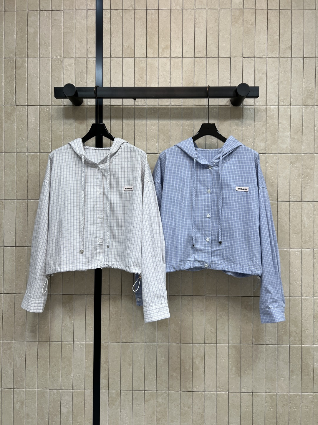 NO:842708,MIU Home 26 new summer style plaid hooded short shirt. Pure cotton, light and breathable fabric. Classic plaid + hooded design. Casual and stylish. Short cut to show waistline. Adjustable cuffs and hem drawstrings. Perfect details. Small label on the chest enhances recognition. Easily manageable for daily commuting and leisure. Two colors and three codes. Size/S-M-L,,miumiu,shirts,hats,19860909MIU家 26夏季新款 格纹连帽短款衬衫 纯棉轻薄透气面料 经典格纹+连帽设计 休闲又有型 短款剪裁超显腰线 袖口和下摆抽绳可调节 细节满分 胸前小标签提升辨识度 日常通勤 休闲都能轻松驾驭 两色三码Size/S-M-L,,miumiu,shirts,hats,,Women's clothing