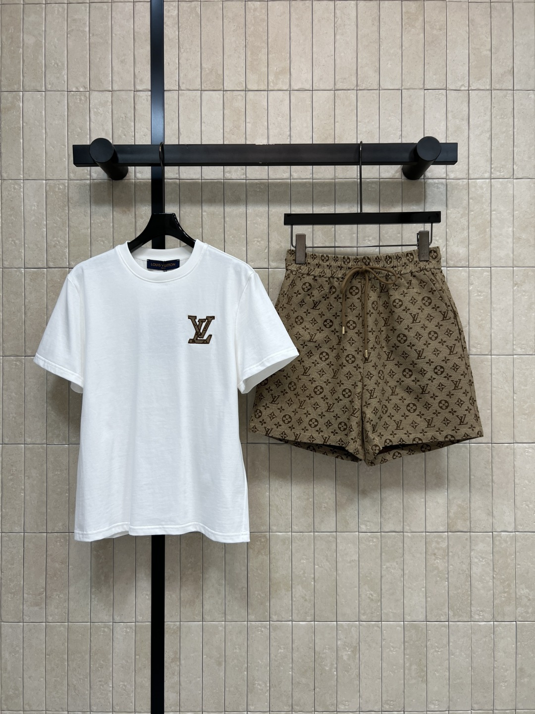 NO:842674,L's 26 new summer style presbyopia suit, white T embroidered top + presbyopia shorts, high count cotton T-shirt, breathable and skin-friendly, crisp and stylish, loose version, not picky about the body shape, presbyopia shorts are loose and hide the body, easy to control for daily travel and vacation, just complete the upper body, match with white shoes or sneakers, lazy and casual, two colors and three sizes, Size/S-M-L,, Louis vuitton, shorts, tees, t-shirt,19860909L家 26夏季新款 老花套装 白T刺绣上衣+老花短裤 高支棉T恤透气亲肤 挺括有型 宽松版型 不挑身材 老花短裤宽松藏肉 日常出行 度假都能轻松驾驭 直接整套上身 搭配小白鞋或板鞋 慵懒随性 两色三码Size/S-M-L,,louis vuitton,shorts,tees，t-shirt,,Women's clothing