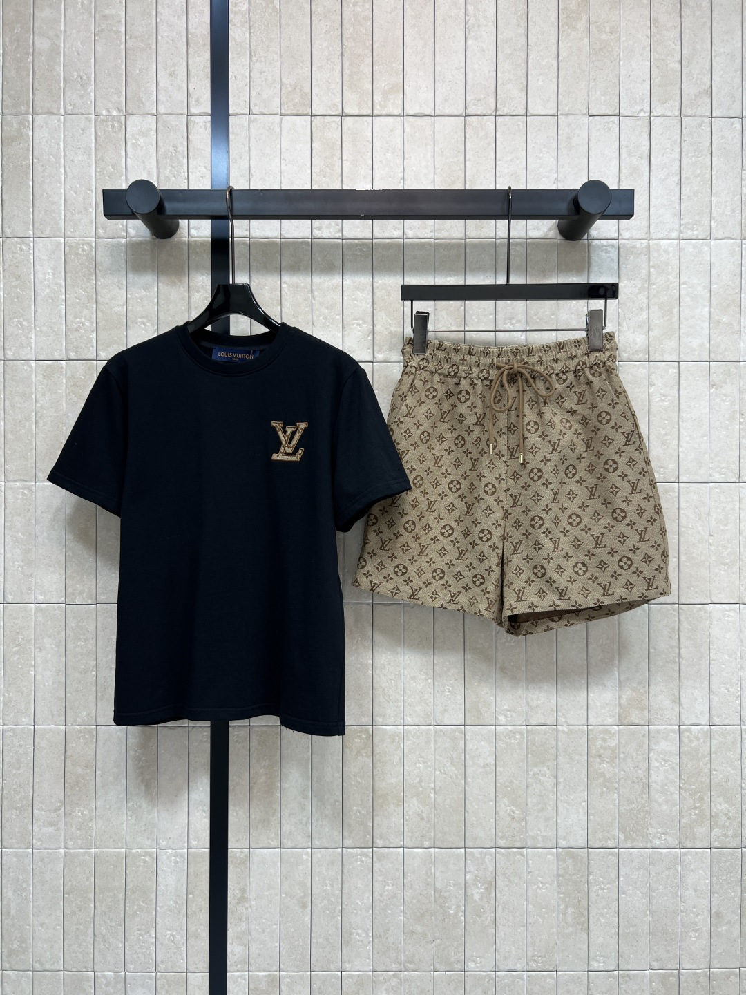 NO:842678,L's 26 new summer style presbyopia suit, white T embroidered top + presbyopia shorts, high count cotton T-shirt, breathable and skin-friendly, crisp and stylish, loose version, not picky about the body shape, presbyopia shorts are loose and hide the body, easy to control for daily travel and vacation, just complete the upper body, match with white shoes or sneakers, lazy and casual, two colors and three sizes, Size/S-M-L,, Louis vuitton, shorts, tees, t-shirt,19860909L家 26夏季新款 老花套装 白T刺绣上衣+老花短裤 高支棉T恤透气亲肤 挺括有型 宽松版型 不挑身材 老花短裤宽松藏肉 日常出行 度假都能轻松驾驭 直接整套上身 搭配小白鞋或板鞋 慵懒随性 两色三码Size/S-M-L,,louis vuitton,shorts,tees，t-shirt,,Women's clothing