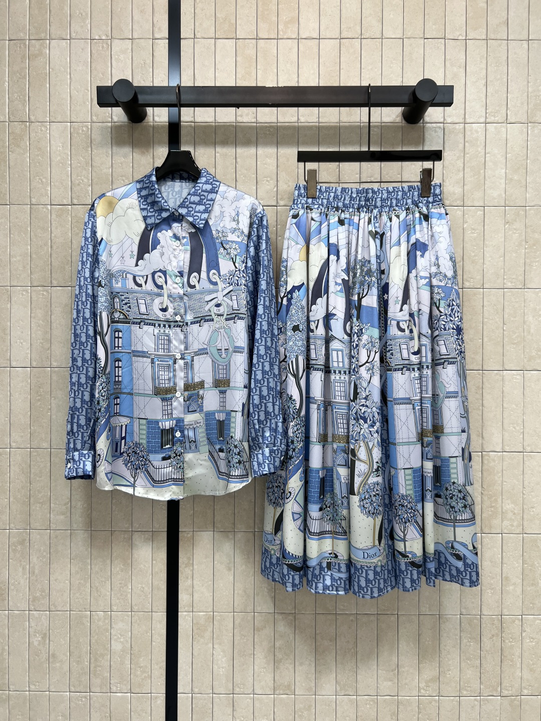 NO:842688,Shirt p Skirt D Home 26 new summer style Printed suit Lapel shirt + elastic waist skirt All-over architectural printing has its own artistic sense Draping fabric The shirt is loose and slimming The high-waisted design of the skirt shows off the proportions A set of tops makes you gentle and intellectual, you can hold it for commuting and dating Three sizes in one color Size/S-M-L,, dior, skirts, shirts,19860909衬衫 p半裙 D家 26夏季新款 印花套装 翻领衬衫+松紧腰半裙 满印建筑印花自带艺术感 垂坠感的面料 衬衫版型宽松显瘦 半裙高腰设计超显比例 一套上身就是温柔知性 通勤约会都能hold住 一色三码Size/S-M-L,,dior,skirts,shirts,,Women's clothing