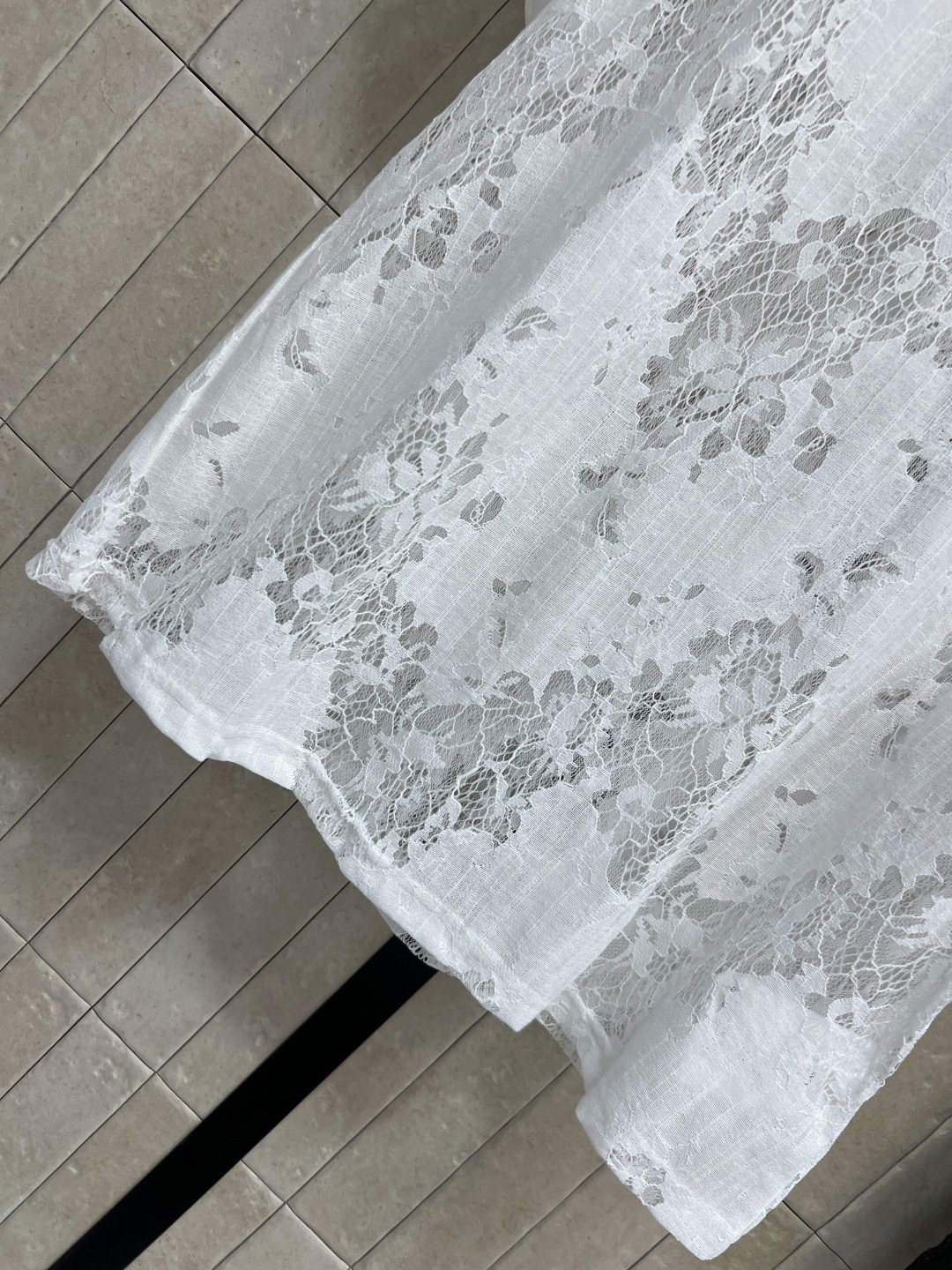 MIU 26夏季新款 圆领蕾丝T恤 ​​ 轻薄透气面料 精致花纹设计 简约又高级 宽松版型 胸前品牌标识