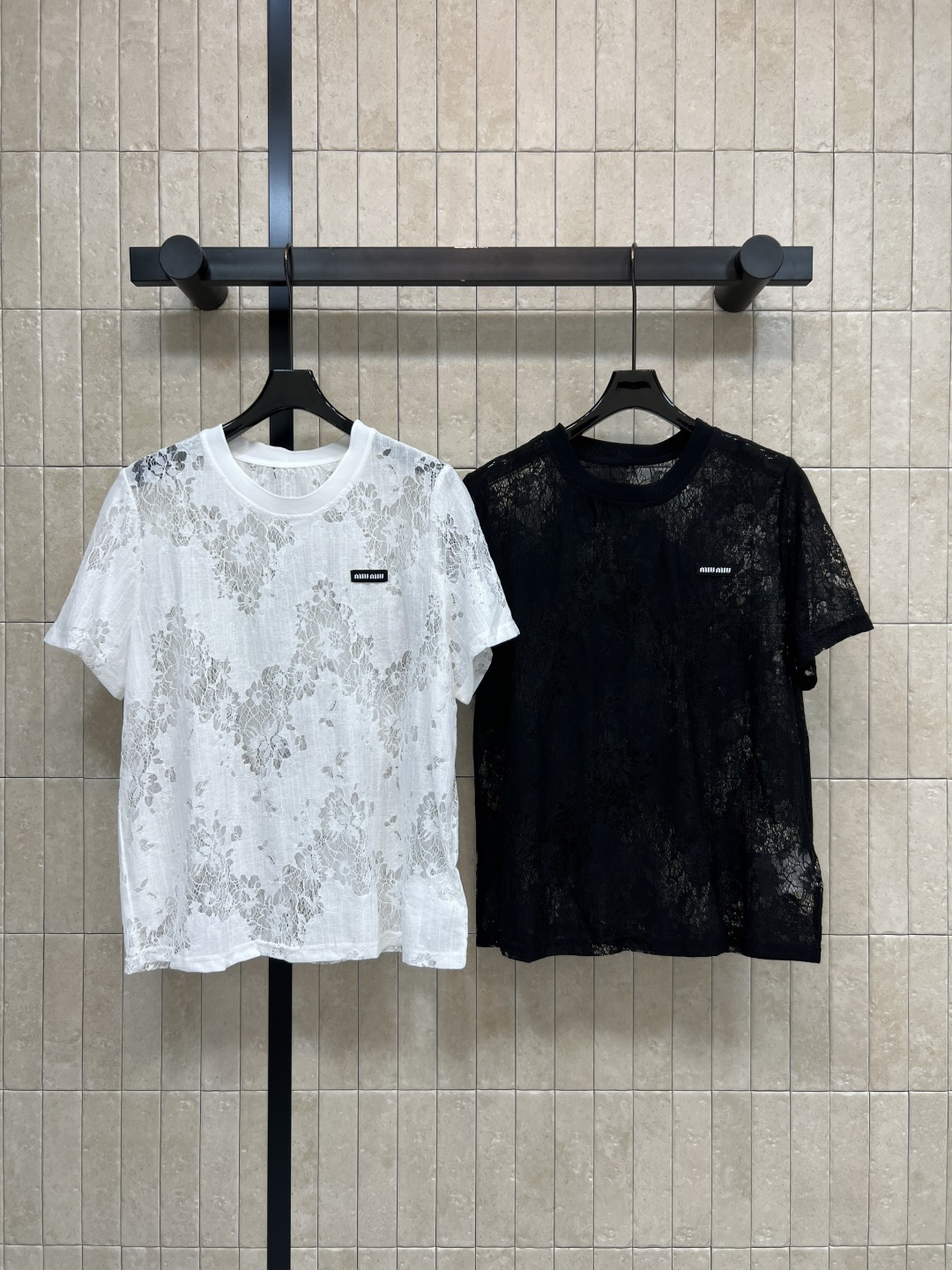 NO:842697,MIU 26 new summer style round neck lace T-shirt, light and breathable fabric, exquisite pattern design, simple and high-end, loose fit, brand logo on the chest, perfect details, comfortable and not picky, super refreshing for summer, versatile for daily outings or vacations, looks great with jeans or skirts, two colors and three codes, Size/S-M-L,,miumiu,skirts,jeans,tees,t-shirt,19860909MIU 26夏季新款 圆领蕾丝T恤 轻薄透气面料 精致花纹设计 简约又高级 宽松版型 胸前品牌标识 细节满分 舒适不挑身材 夏天穿超清爽 日常出街或度假都很百搭 搭配牛仔裤或半裙都很出彩 两色三码Size/S-M-L,,miumiu,skirts,jeans,tees，t-shirt,,Women's clothing