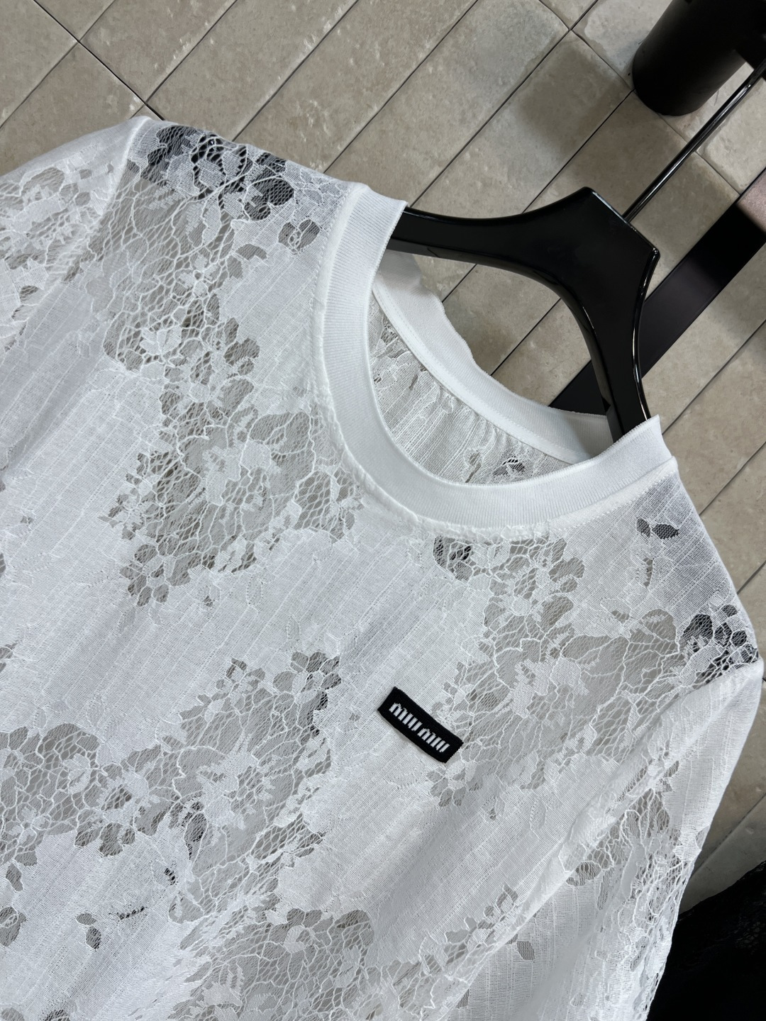 MIU 26夏季新款 圆领蕾丝T恤 ​​ 轻薄透气面料 精致花纹设计 简约又高级 宽松版型 胸前品牌标识