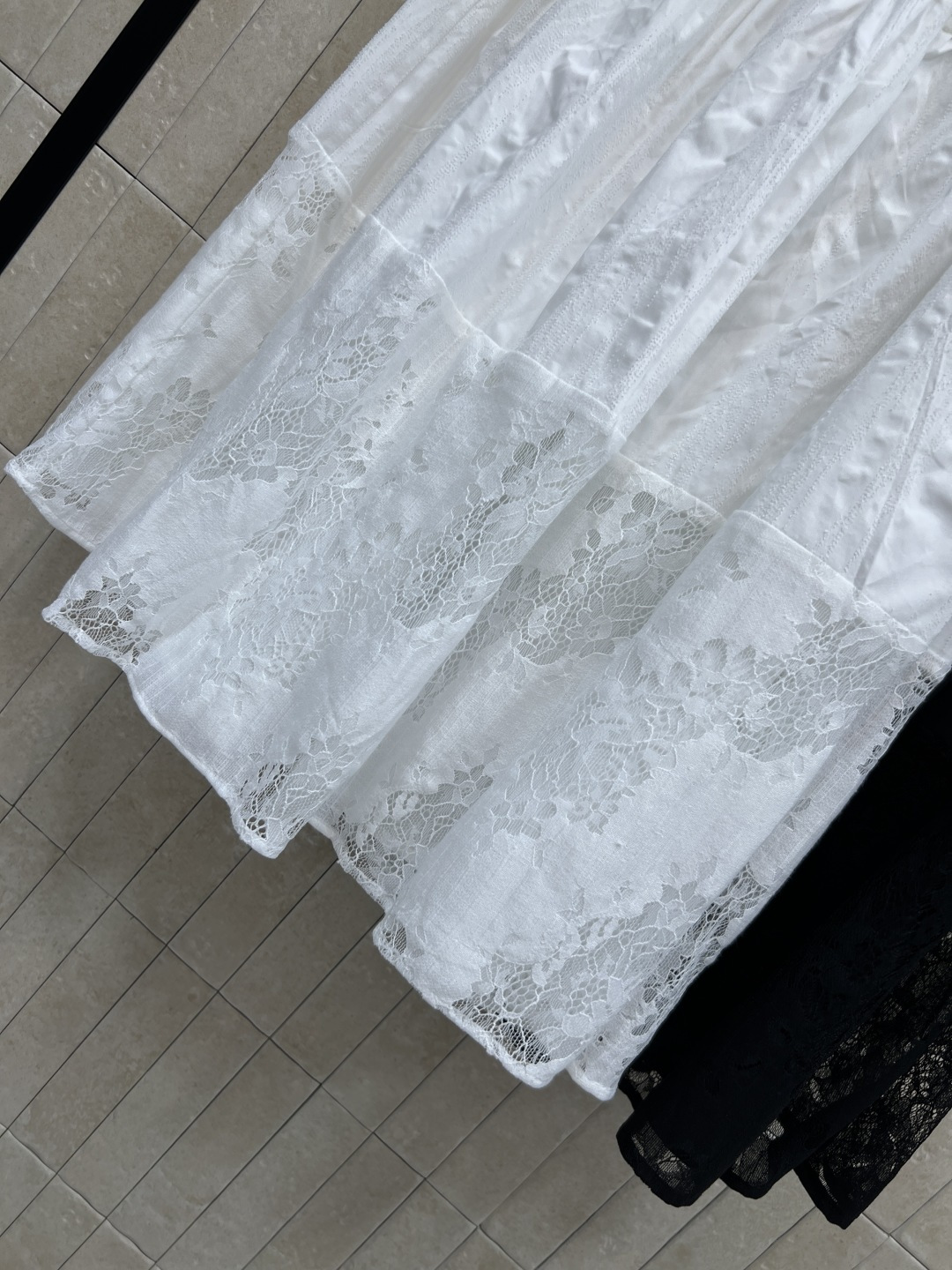 MIU家 26夏季新款 蕾丝松紧腰半裙 采用棉质混纺面料 精致镂空蕾丝 层次感满满 裙摆自然垂坠 松紧腰