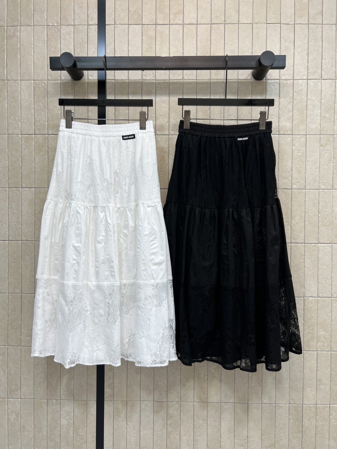 NO:842701,MIU Home's 26 new summer style lace elastic waist skirt. Made of cotton blended fabric. Exquisite hollow lace. Full of layers. The skirt is naturally draped. Elastic waist design. Comfortable and tolerant. The pattern is exquisite. It can be easily managed for daily commuting, dating and vacation. Pair it with a simple top or knitted cardigan. It is easy to get a gentle temperament. Two colors and three codes. Size/S-M-L,,miumiu,skirts,19860909MIU家 26夏季新款 蕾丝松紧腰半裙 采用棉质混纺面料 精致镂空蕾丝 层次感满满 裙摆自然垂坠 松紧腰设计 舒适又包容 花纹细腻 日常通勤 约会 度假都能轻松驾驭 搭配简约上衣或针织开衫 温柔气质轻松get 两色三码Size/S-M-L,,miumiu,skirts,,Women's clothing